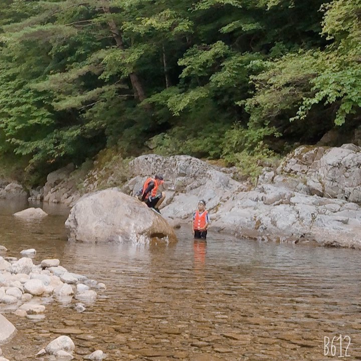 #지리산달궁계곡 
지리산 경치보고 내려와 계곡에서 물놀이..
꼬맹이들은 놀고 우린 그늘에서 휴식..
덥지않아 좋은 날씨…
.
.
#1일차2코스 #지리산달궁