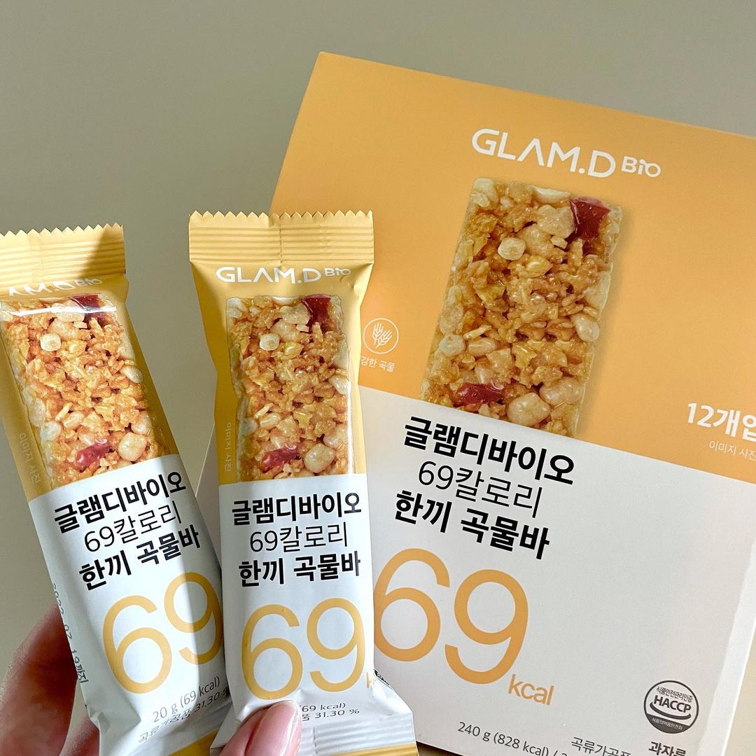 유정 on Instagram: “💡[글램디바이오] 글램디바이오 69칼로리 한끼 곡물바 아침이나 출출할 때 먹을 수 있는 가볍지만 든든한 곡물바에요 🤍 - 제품 그대로 섭취하셔도 되지만 우유,