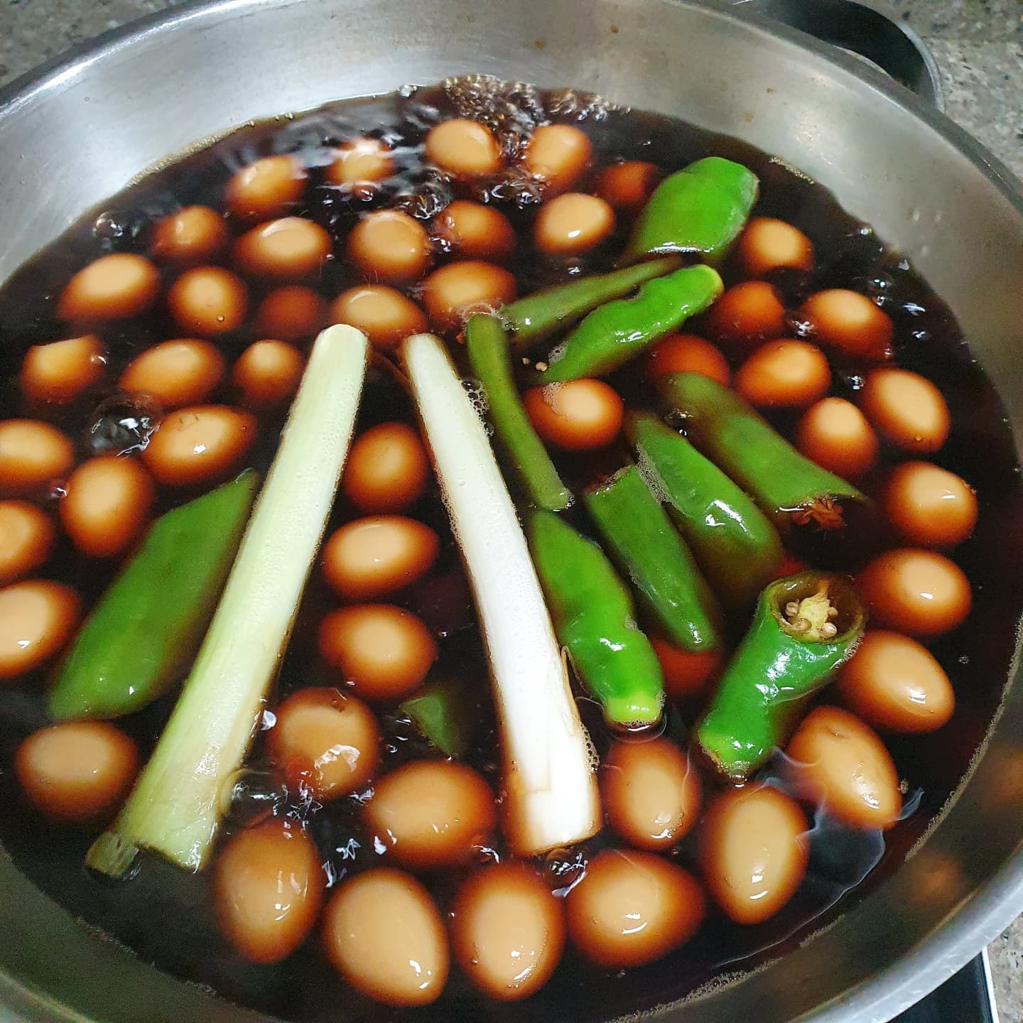 #오늘저녁 #주부그램 

오늘은 화이자 백신 1차 접종하고 
집에서 남는시간에 주부놀이중

코코에서 사다논 #깐메추리알 1키로로
장조림 만들기 시작

맨날 실패했는데 이번 레시피는 맛있어서 공유해봄😁

👉레시피
물1L, 진간장 종이컵 한컵, 설탕 밥숟가락4개, 미림 2숟갈, 통후추 10알, 통마늘 10개, 메추리알 1키로, 대파 1뿌리 꽈리고추없어서 풋고추 4개 😝

#육아그램 #집밥레시피 #오늘반찬 #메추리알장조림🥚#삼남매맘