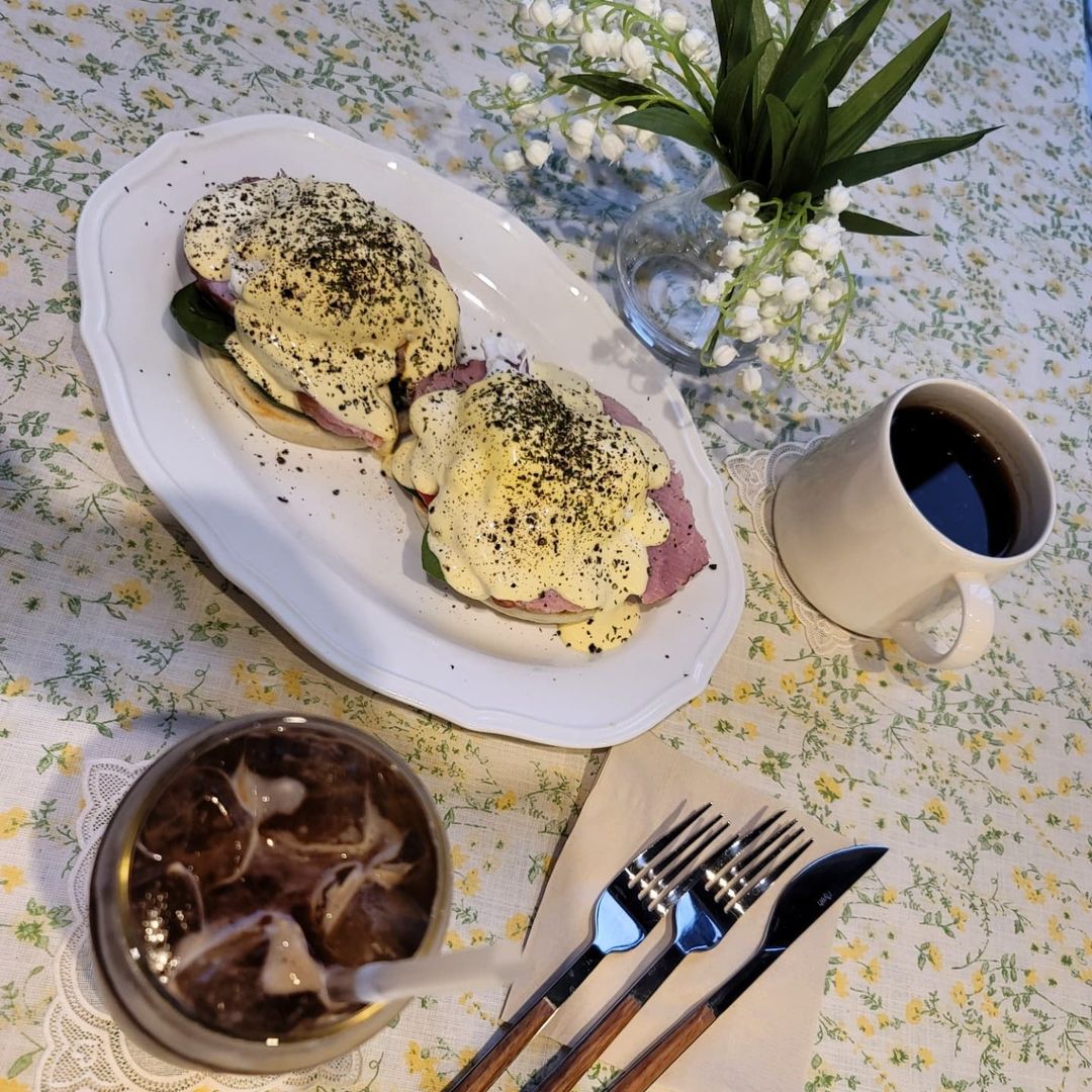 느리먹스타🐽 on Instagram: “#협찬 📍숲을그리다 카페포레스트 여주에 핫하디 핫한 숲을그리다 카페를 다녀왔습니다 일단 시그니처 브런치 #에그베네틱트 🍳 12. 수란위에 진하디 진한 홀