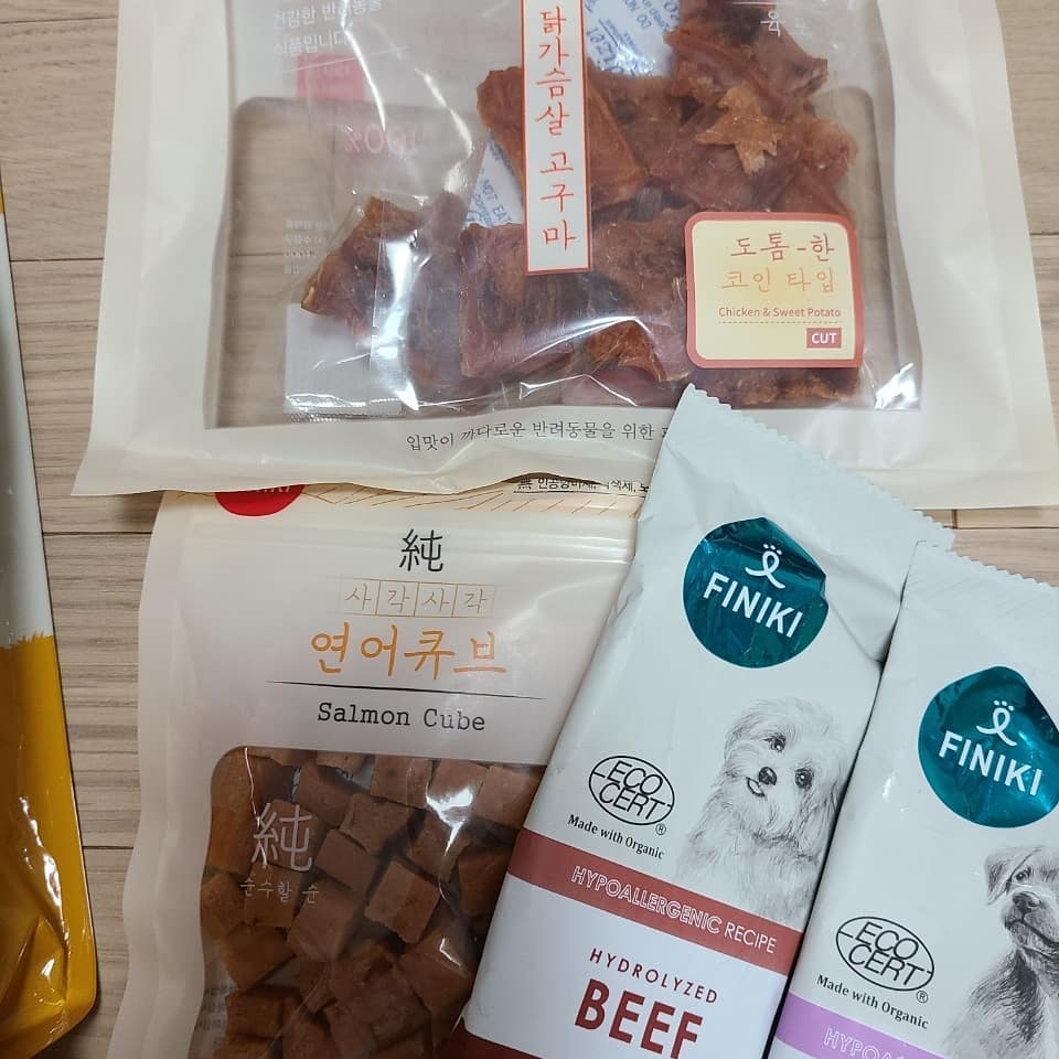#협찬

피니키 밀웜&크릴사료!!

나이가 많은 우리 구름이를 위한 사료!!
저알러지 곤충사료!!
관절건강과 면역력에 도움이 된다고 해서 먹고 있어요!!
근데 토끼랑 앵무새도 관심을 보이네요ㅋㅋ

1. 눈물자국 개선에 도움
 - 가수분해 단백질, 저자극성 원료
2. 면역력 향상에 도움
 - 타우린, L-카르니틴, 프로바이오틱스
3. 알러지 저하에 도움
 - 가수분해 밀웜 단백질, 해조후코이단
4. 관절건강에 도움
 - 초록입홍합, 글루코사민, 식이유황(MSM)
5. 피모건강에 도움
 - 건조크릴, 크릴오일, 아마씨

* 홈페이지 : http://www.finiki.co.kr/

#강아지사료 #애견사료 #반려견사료 #강아지사료추천 #반려견사료추천 #저알러지사료 #밀웜사료 #피니키 #스토리앤체험단