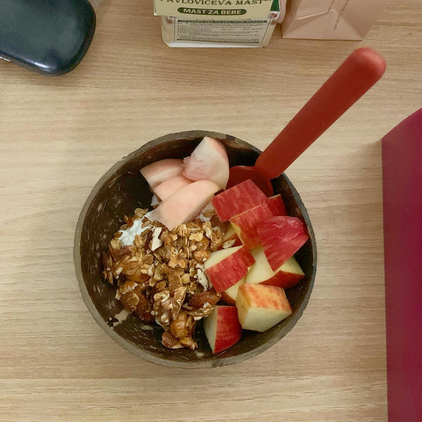 210903 #누랑_식단 #누랑_아침
-
요즘 아침은 계속 이 조합! 오늘 화이자 백신 2차 맞는 날인데 맞고 나서 출근해야하는게 실화일까.. 늦게까지 일하는 날이라 내 몸이 무사할까 그게 걱정🥲 학원 복지 정말  별 로 다 😭 거기다가 지자체에서 공문 내려와서 선생님들 코로나 검사 또 받으라고 해서 받으러 가야하고, 질병녀석 날 바쁘게 하네🔥
-
그래놀라 단 거를 별로 안 좋아하는데 언니들 그래놀라 처음 사 먹어봤는데 하나도 안 달아서 여기에 정착할테니 언니들 50년동안 그래놀라 더 구워주세요..♥️ 산미없는 내만요랑 아주 찰떡 궁합! 자들 행복한 금요일 보내길