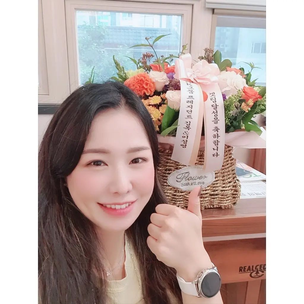 감동의 꽃바구니!
보내주신 사장님 트레이트 마크로 인증샷 찍어보았습니다☺ 감사합니다!
앞으로도 쭉쭉 뻗어나가보겠습니다!