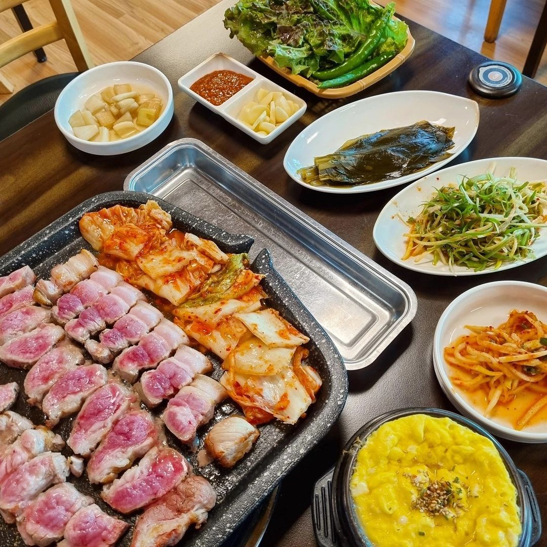 서간드 ˢᵒᵍᵃⁿᵈ on Instagram: “갈때마다 힐링이 되는 숲을 그리다 하르방🧡 고기도 맛있고 경치도 좋아서 어디 멀리 여행 온것 같은 느낌🥰”