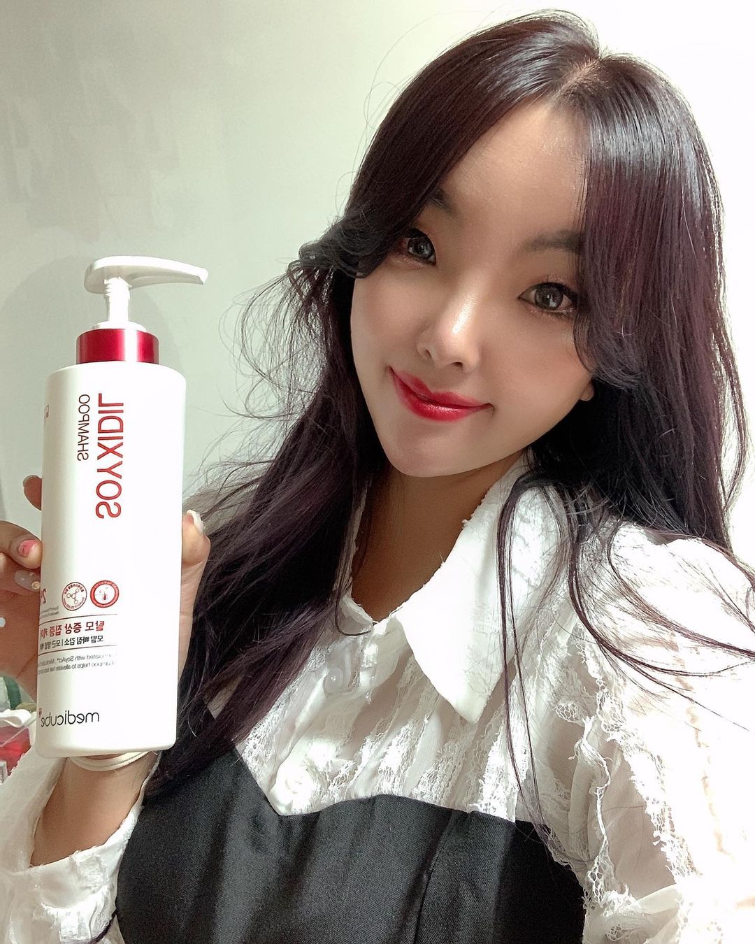 @danii__kim shared a photo on Instagram: “#협찬 요즘 급격히 머리가 잘 끊어지공.. 잘빠지고 🤦🏻‍♀️🤦🏻‍♀️ 그래서 요즘 핫한 7일만에 머리가 덜 빠진다는! 메디큐브의 7일 탈모샴푸를 써
