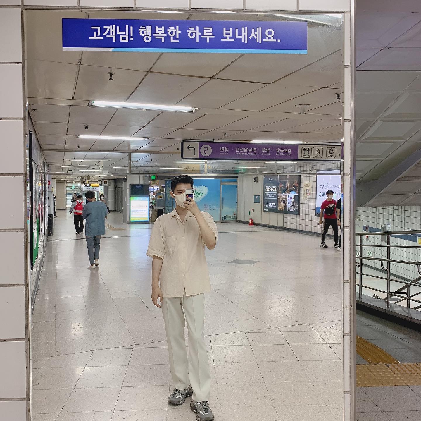 #협찬 헤어스타일은 무너져도
마스크는 하루종일 산뜻하게!

마스크를 당기거나 아래로 내려도
다른마스크처럼 따갑지않아요~

안감 너무 부드러워서
알아봤더니 피부저자극 써멀본드안감 이더라구여
☀️피부자극 0.00*
✅멜트블로운 필터
☀️4중 필터 마스크
✅편안한이어밴드
에다가 색상도 차분해서
아무옷에 매치가능하고
코디 할때도 재밌고 이뻐요~

안감이 무슨 실크 이불같아서
drsmilek.aurora 
닥터스마일케어 마스크로 정착합니다~~👍🏻☺️

 #새부리형마스크 #컬러마스크 #칼라마스크 #신상마스크 #닥터스마일케이 #박보영마스크 #가을마스크 #마스크패션 #마스크트러블 #저자극마스크 #마스크추천 #ootd #패션마스크 #마스크신상품 #kf94마스크 #미세먼지차단마스크 #피부저자극 #연예인마스크