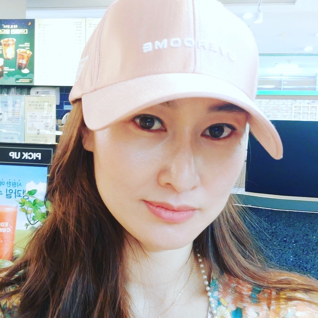 마트갔다 싸게 모자가 나왔기에 하나씩 사고 
간만에 만족한다 ㅎㅎ