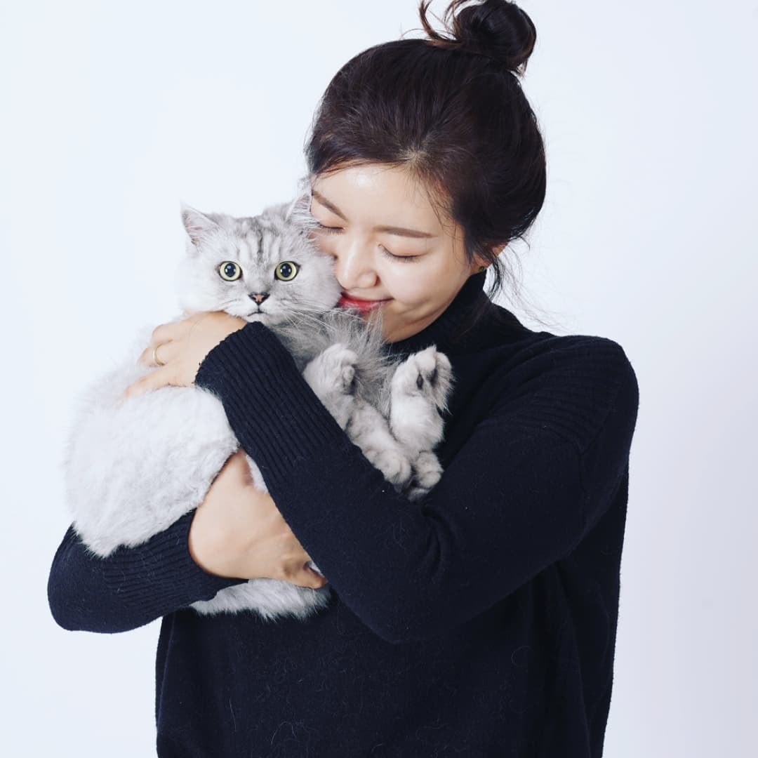 #무보정 #고양이집사 백신 맞은 담날 열나고 퉁퉁 부어서 상태 메롱이지만  레옹이와 추억 남기기 위해 출발. feels_like_morning
 작가님이 엄청 빠른 속도로 능숙하게  촬영해주셨다. 집사님이셔서 더 굿! 

레옹이는 호기심 + 놀란 눈에 아직도 아가아가 하지만 벌써 10살 할아버지. 
 세상에 이렇게 착한 고양이가 있을까 싶을 정도로 야매 미용도 가능하고 목욕 시킬 때 울음 소리 한번 안 낸다. 케이지로 이동할 때도 이렇게 점잖다니. #고양이자랑

순하고 착한 레옹이가 우리 곁에 온 걸 크나큰 복으로 여기며, 더 욕심 내자면  오래오래 건강히 우리 곁에 머물러주길.
 ( 왜 하필 네묘 중에 레옹이냐? 가장 바깥에 나가고 싶어하고, 스트레스 덜 받는 서타일이라 함께 촬영할 고양이로 픽!) 

 
 개인 사진은 다 후덕해보여서 건질게 없다능 >.< 흑흑 담에 관리하고 다시 찍어야지.  감사합니다. 스튜디오원!
.
.
.

#스튜디오촬영 #마곡스튜디오 #마곡스튜디오렌탈 #마곡프로필사진 #마곡프로필촬영 #고양이와프로필#집사프로필 #스튜디오원