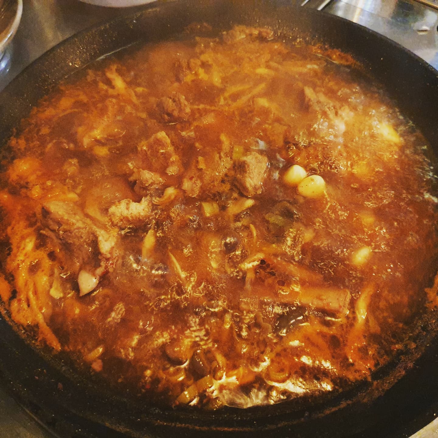 <신촌역 물갈비 맛집 동학물갈비>
옛날 포스터들을 벽지로 사용해 향수를 불러일으키는 음식점 인테리어였어요!
13000원에 볶음밥까지 포함돼있어서 나름 혜자 느낌
사장님도 어마어마하게 친절👍 
조금 쫄여먹으니 존맛탱이에요

#동학물갈비 #물갈비 #신촌물갈비 
#신촌맛집 #물갈비맛집 #신촌역맛집 
#먹스타 #먹스타그램
#맞팔 #맞팔해요