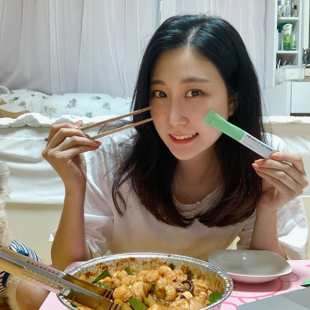 주민영 on Instagram: “#광고 먹을거 절대 포기못하는데 요즘 연습들어가서 다이어트는 해야하고... 그럴땐 역시 도움을 받아야죠 ^^ #차전자피 가 함유되어있어 다이어트에 완전 효