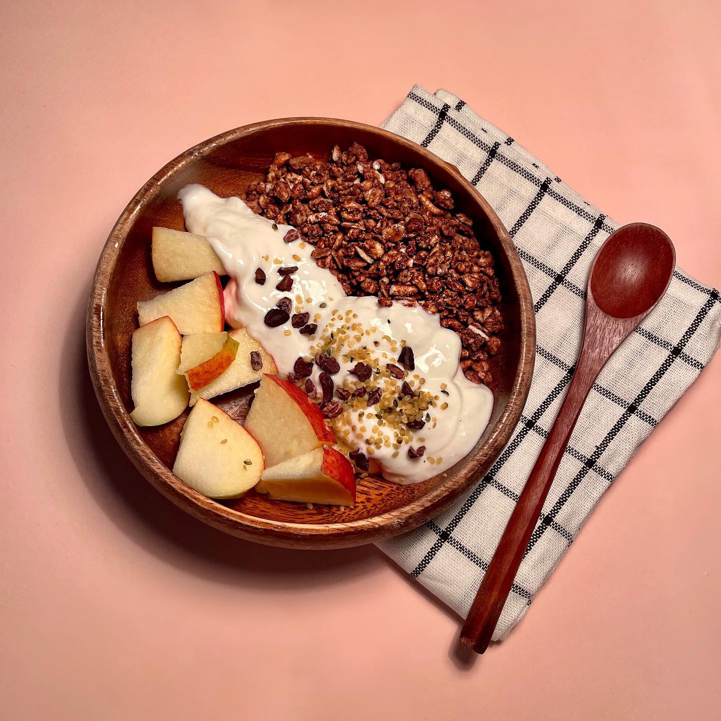 21.09.27#아침식단
.
🥣요거트볼
(사과, 카시 고린 초코 시리얼, 플레인요거트)
.
.
코스트코 그릭요거트가 뚝 떨어져서 아쉬운데로 플레인 요거트로 당분간 버텨야하네 😞
예전에 그릭요거트를 따박따박 만들어서 먹었는데 회사다니면서도 참 부지런한 나스스로를 대단하다 생각해🤔
카시 고린 시리얼은 당 낮고 단백질 높아서 쿠팡으로 직구해서 맛별로 먹는 중인데 괜춘하네요👍