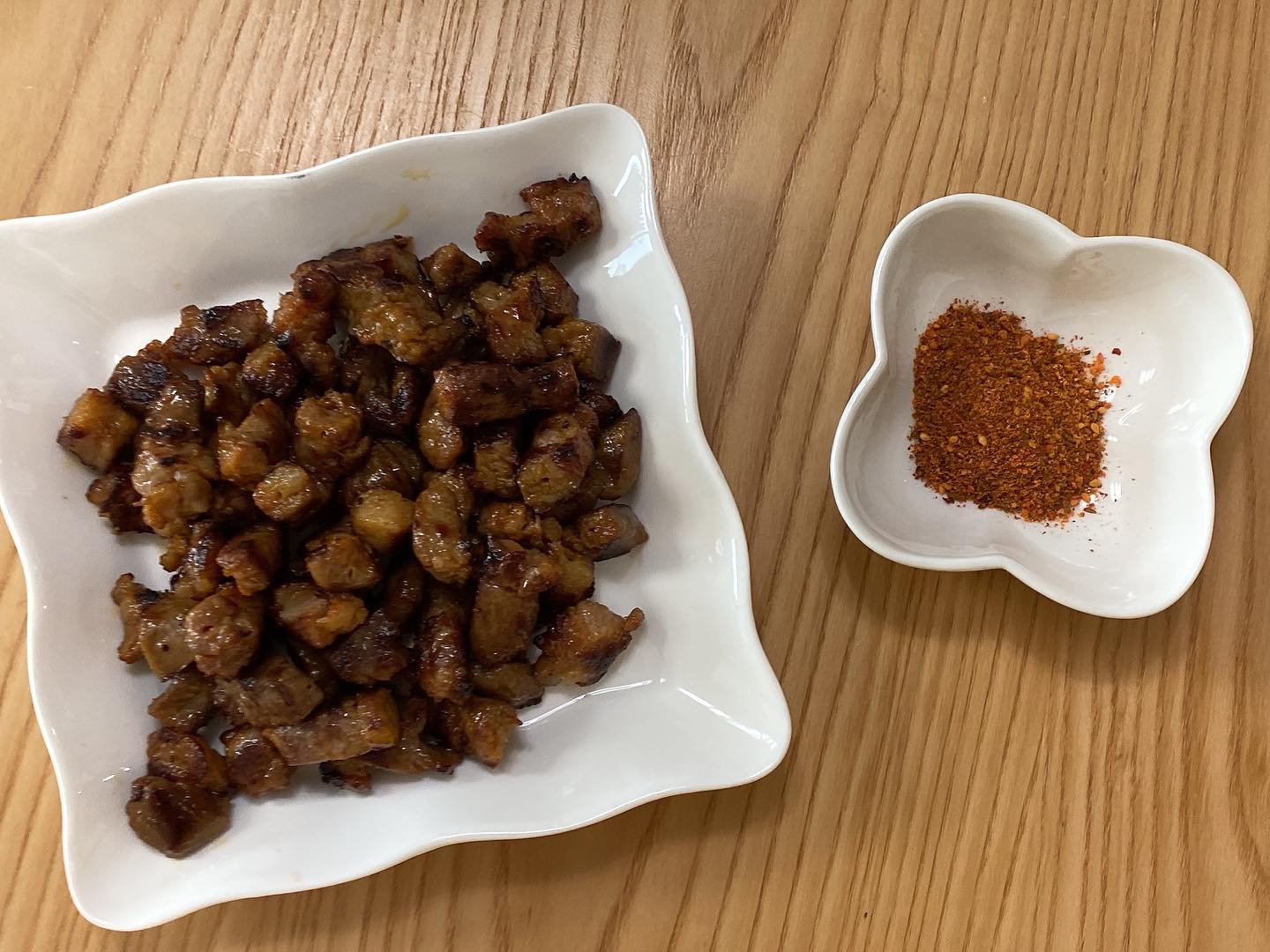 외출이 어려울때 집에서 먹기 좋은 양꼬치!

늑대와양 양꼬치는 잡내가 없어서 집에서도 캠핑장에서도
언제든 즐길 수 있답니다 : )
맛있어서 자꾸 먹고싶어 또 주문하고 말았지요ㅠㅠ

전자레인지에 그대로 넣어 조리하면 되니까 세상 간편하고
에어프라이어로 구워먹으면 더 고소~ 쫀득!

부천에 2대째 내려오는 양꼬치 맛집 #천리향양꼬치 에서
제대로 만든 양꼬치!!!
먹으면 먹을수록 생각나네ㅠㅠ

#늑대와양 #양꼬치 #양꼬치구이 #쯔란 #늑대와양양꼬치