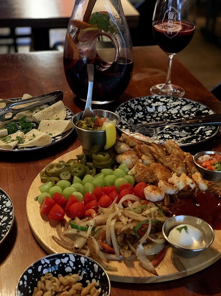 [상인동술집] 레트로 감성의 수제맥주 와인한잔, 안주가 맛있는  "밀회관"