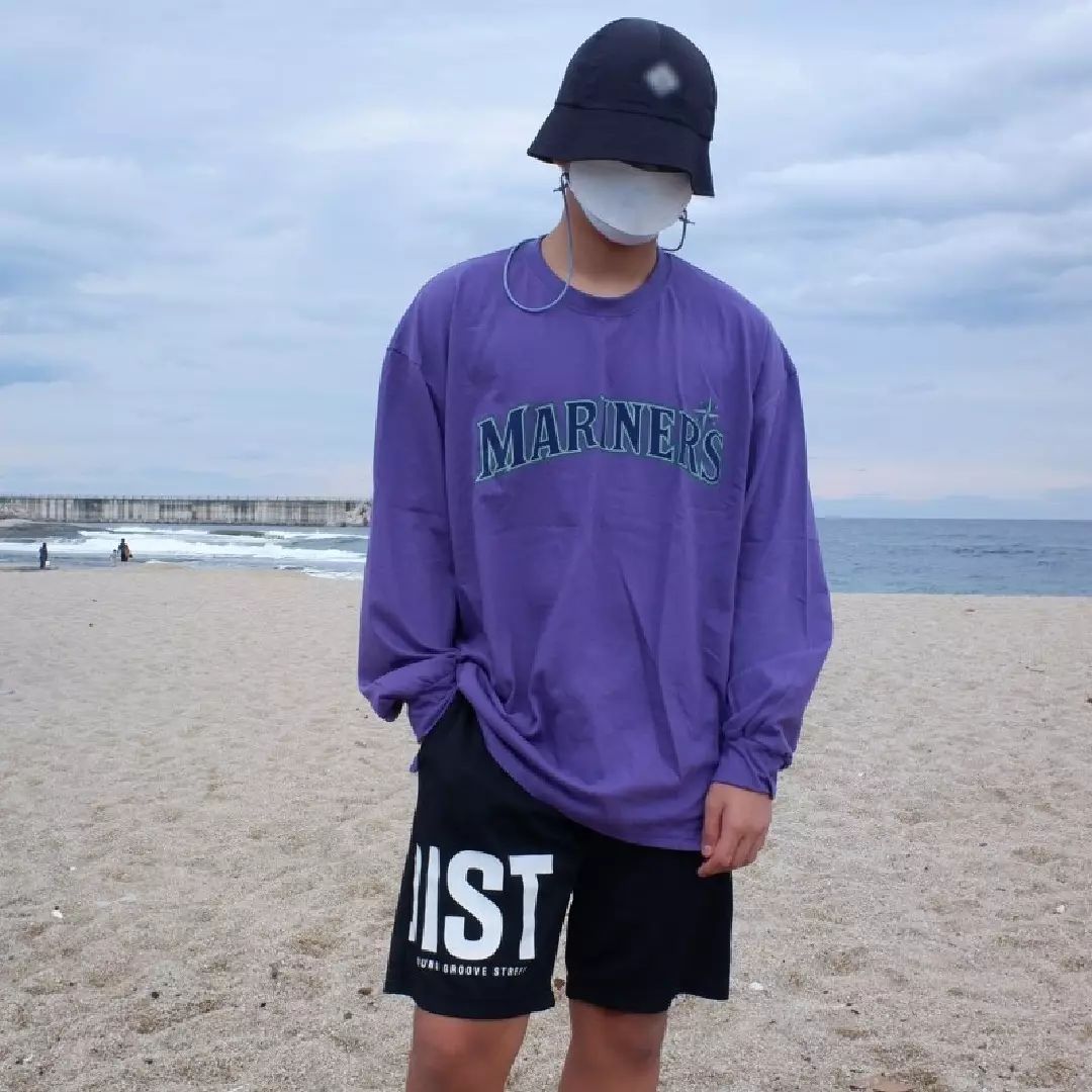 #협찬 간절기 티셔츠로 보라색 마리너스 긴팔티 겟. 
오버핏이라 편하고 맨투맨처럼 소매 시보리로 잡아줘서 핏 좋음
면티 느낌 긴팔티라 삼계절 입기 좋다. 
#오버핏긴팔티 #POM긴팔티 #남자옷쇼핑몰 #남자옷쇼핑몰폼 #마리너스긴팔티 #남자오버핏긴팔티