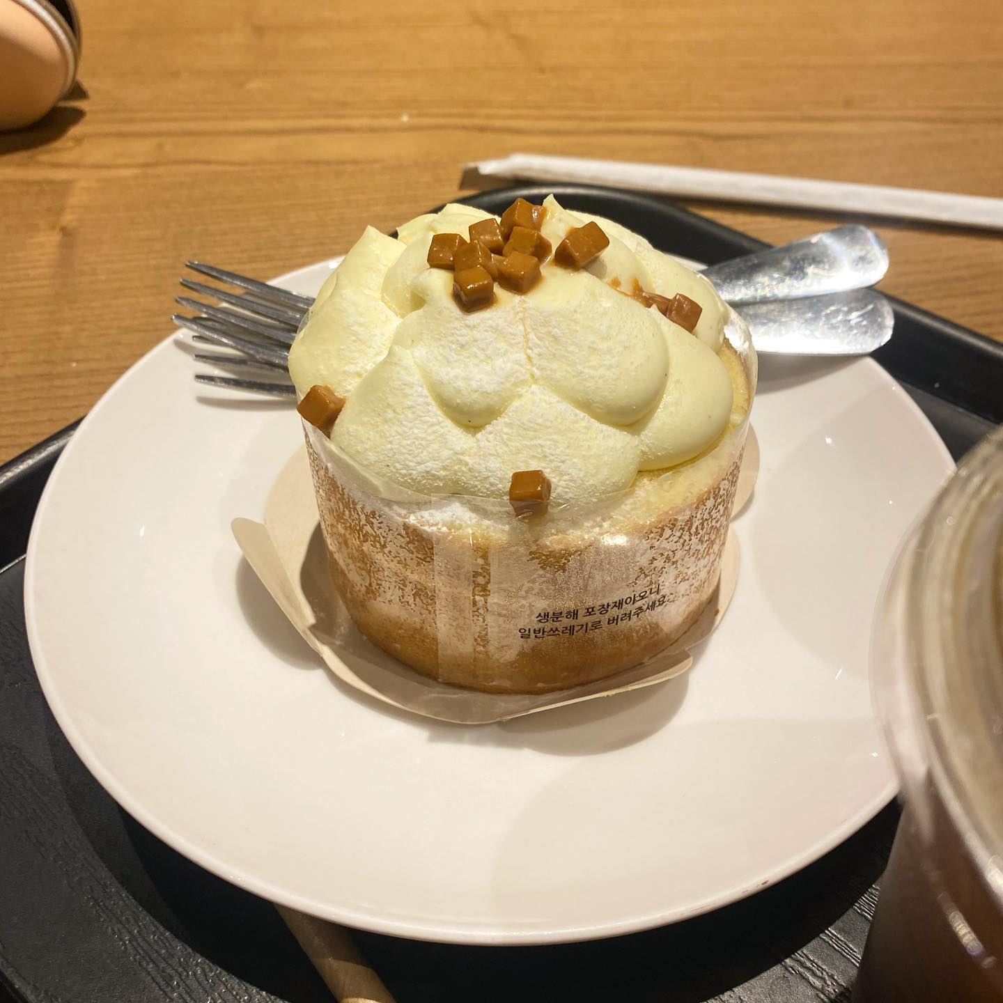 진진씨 저를 더 막 굴려주세요 🥲
오늘도 혼자 완성 못 해서 씁쓸한 김혜진

요즘 웃긴 게
이날 만날래?가 아니라 이날 산에가? 라고 물어봐서 조금 머슥함….
근데 오늘 커피랑 케이크 얻어 먹어서 토해내고 싶으니깐 담 주 꼭 만나야함 🥰

그리고 오늘의 바야바김혜진 🦍
비 오는 날은 머리 아무리 열심히 해도 금세 풀려버려서 짜증나😟
머리에 하이바 썼냐고 지금 두 번째 들었다
머리가지고 시비 걸면 진짜 맞짱 뜬다
진짜 내 인생의 마지막 숏컷 ^^