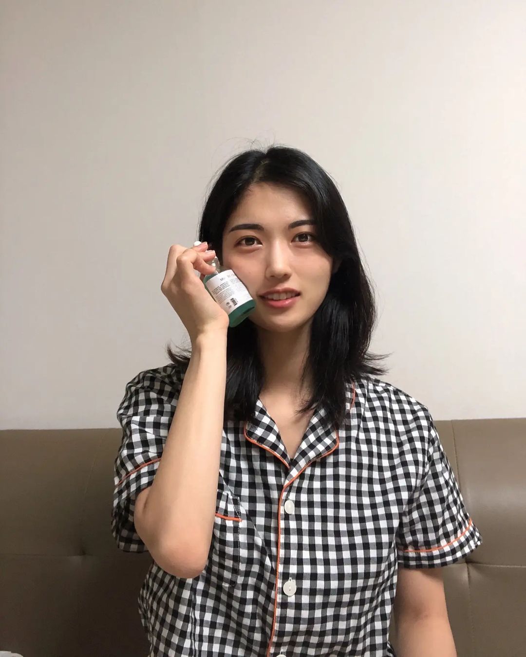 슈니😊 on Instagram: “#협찬 데일리로 사용하기 좋은 화장품 ⚘ 저는 건성피부라 요즘같이 건조할 때 촉촉한 세럼 필요했는데 이 화장품이 제 피부에 잘맞더라구요. 건성인 인친님은 아실텐
