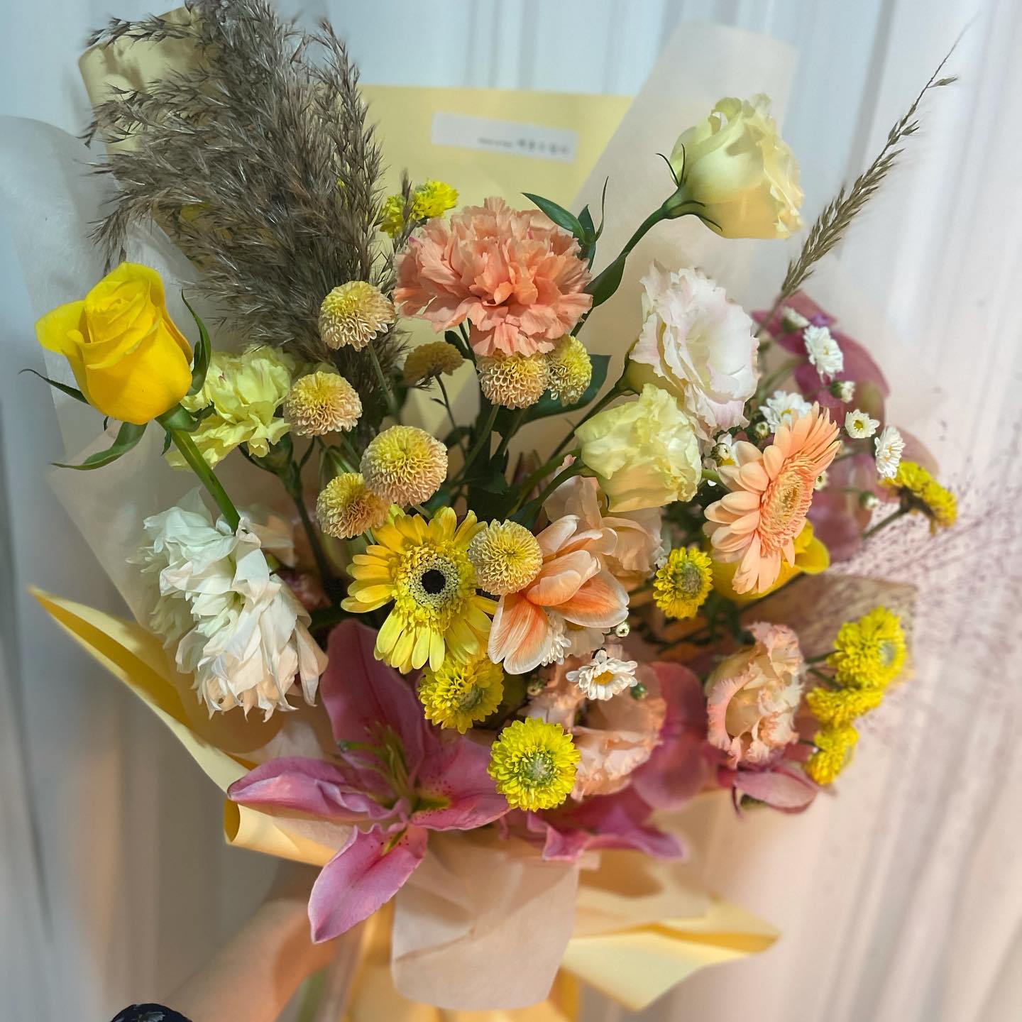 ㅡ
크크🌼😍
역시 꽃은 내 기분을 좋게함!

고급지고 이쁜 꽃들로 
이루어진 어마무시한 크기의
아름다운 색감의 꽃다발💐👍

이쁜 꽃 감사해요💕

#꽃 #꽃다발 #논현동꽃집
#메종드릴리 _maison_de_lily_