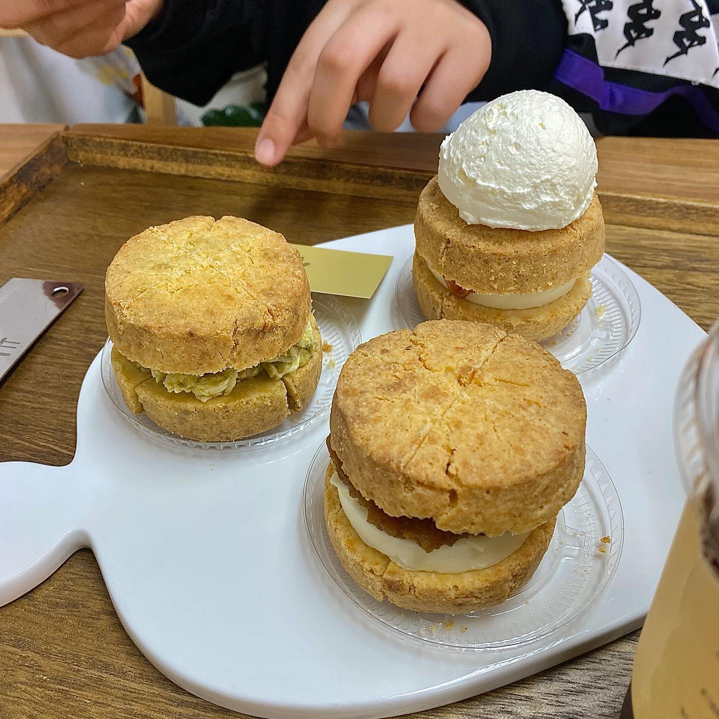 오늘의 냠냠 🍪
내 최애픽은 카야 어쩌고…
이름은 항상 1초 만에 까먹는다 🙄

미니씌 담엔 크로플 먹쨔 ♪
요즘 미래 체력을 끌어와서 쓰다 보니 예전처럼 카페 2차 못 감
너무 피곤해… 😭

아 오늘 먹는 거 너무 즐거웠는데…
토요일에 조금 살 빠진 사람처럼 보이고 싶으니깐
딱 지금부터 급다이어트 달린다 💨