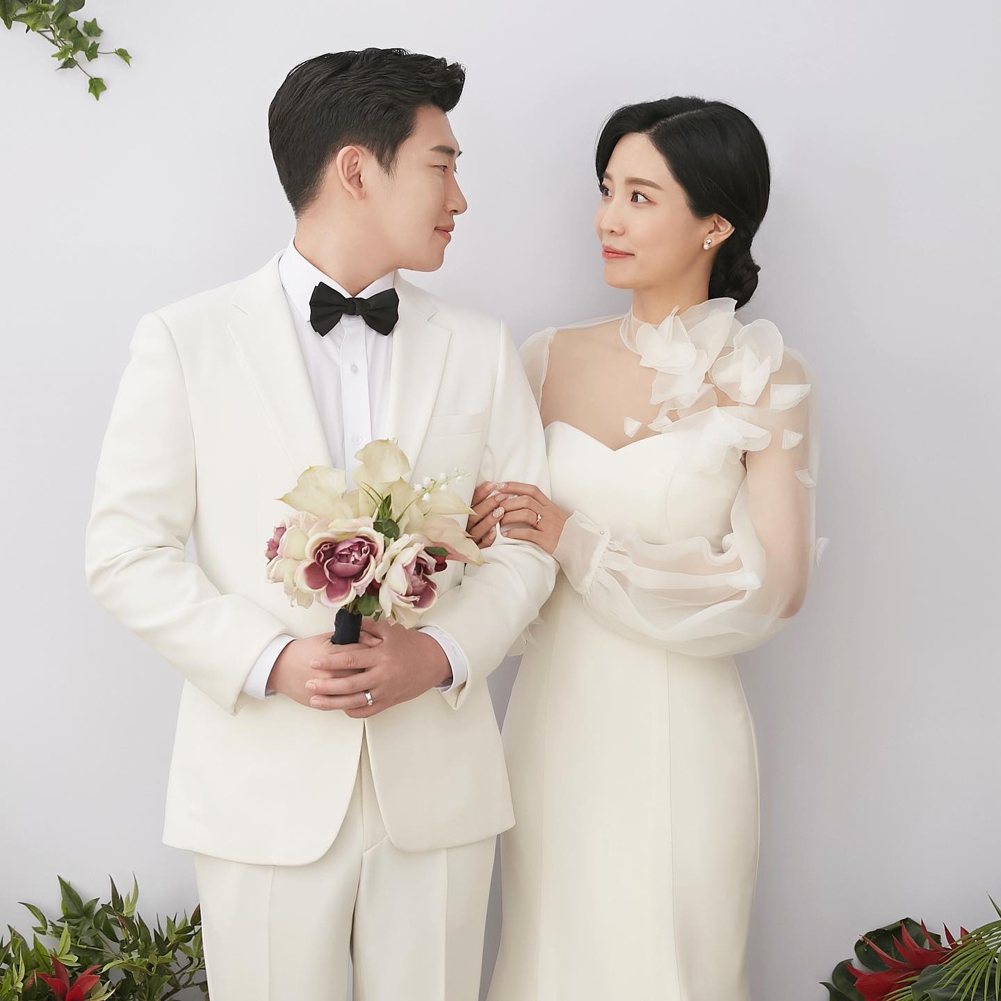 #웅섭아람 #저희결혼해요 #D-2

김웅섭♥노아람 결혼합니다!💍

지난 겨울부터 준비해온 결혼을 2일뒤인
10월9일 신랑 김웅섭·신부 노아람의 결혼 소식을 전합니다

코로나로 인해 모두가 조심스러운 시기에
한분한분 찾아뵙고 인사드리지 못한 채
결혼소식을 알리게 되어 죄송스러운 마음입니다

이런 상황에서 초대받으신 분들의 마음이
저희만큼이나 무거우실 거라 짐작됩니다
오시지 못하는 분들의 안타까운 사정도
축하하는 마음으로 감사히 여기겠습니다

힘든 시기가 지나 소중한 일상을
함께할 수 있길 바라며 항상 건강하시고
행복이 가득하시길 기원합니다

감사합니다

2021년 10월 9일 토요일 저녁6시
수원노블레스웨딩컨벤션

📩모바일청첩장은 프로필링크에 있습니다📩