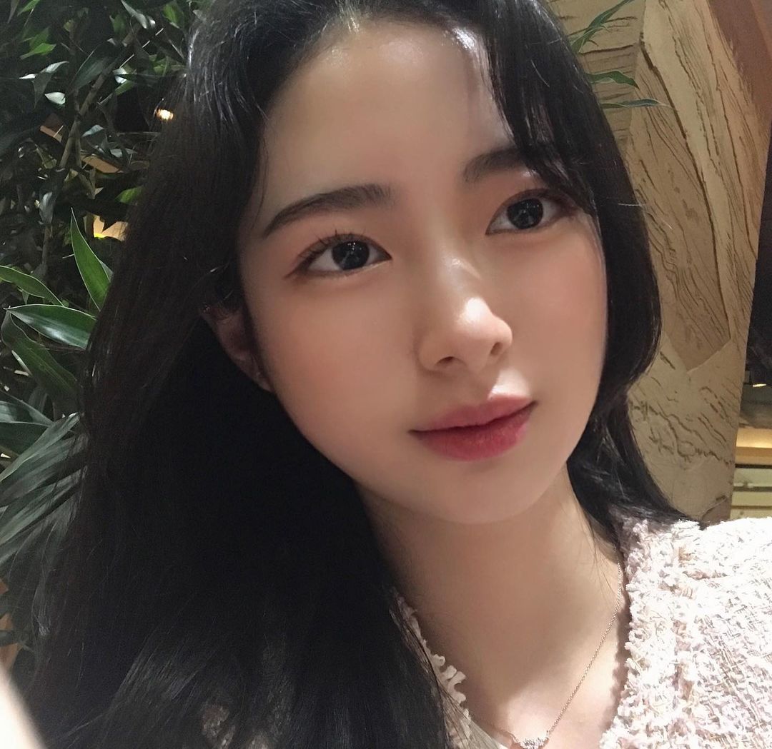 이지우 on Instagram: “#협찬 [하킷] 홀리몰리 레이어 팔레트 (+레이어 퍼지 틴트) 10월 14일에 런칭한 신규 브랜드 하킷 @hakit_official 여러번 레이어딩해도 맑게 발색되며 버릴 컬러 없이 12색 모