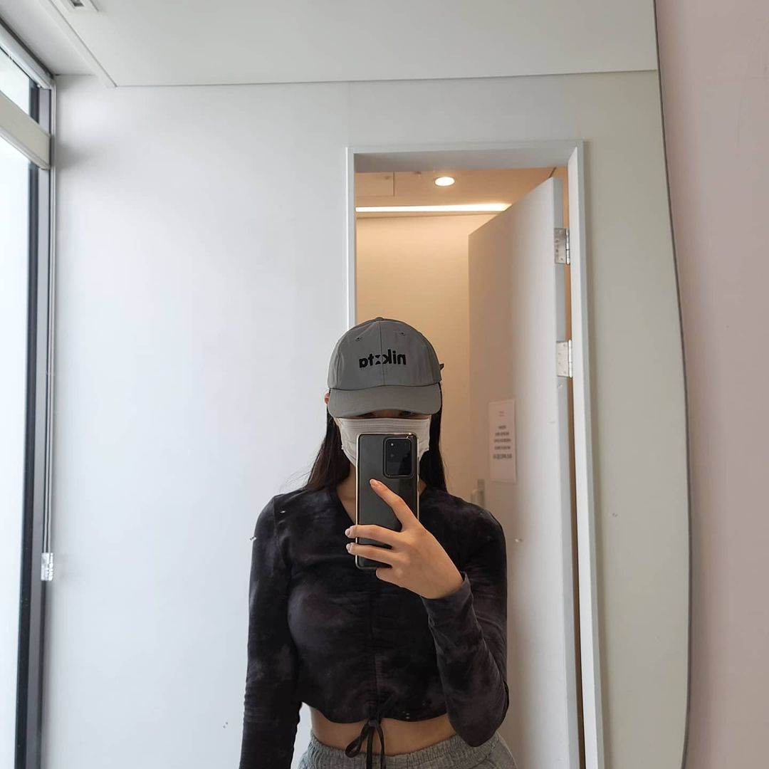 조현수 on Instagram: “#협찬 밤에 사진을 못 찍은 게 한이에요..ㅋㅋ..ㅋ 모자가 빛나는데 세상 멋짐 다 가졌어; 그나마 다행인 건 낮에도 예뻐서 덜 후회 중༼ಢ_ಢ༽ 지금 스마트 스토어에서
