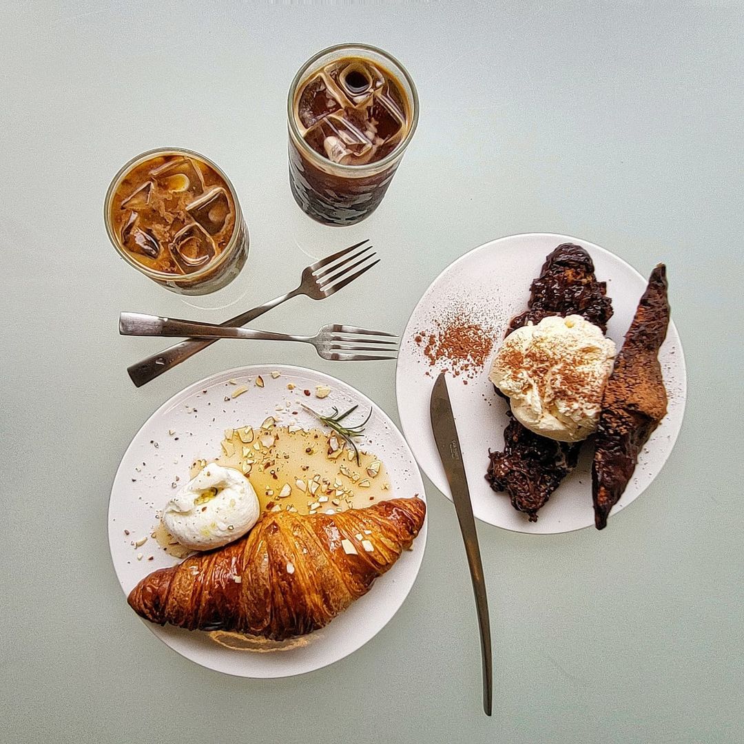 @l_kyu_u on Instagram: “버터푸딩과 부라타크로가 맛있는 연희동 통창유리 카페☕! 연휴의 마지막인 오늘 따끈따끈 신상카페인 연희1지구YH1를 다녀왔어요! @yh1_coffee 두 가지 이유로 넓고 넓은