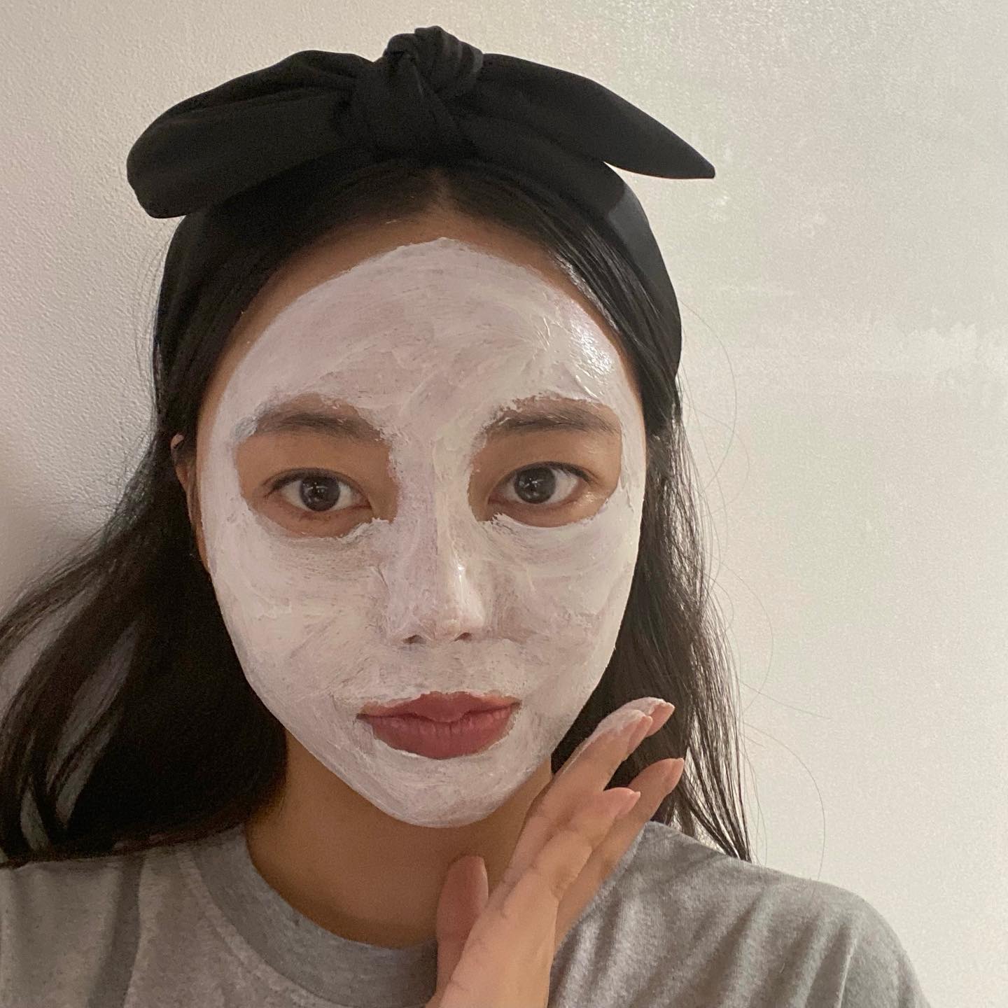 #협찬 자극없는 모공클리어링과 각질분해를 해주는 
마르지 않는 크림타입의 워시오프팩
[인워드] 퍼플 플랜트 크림 마스크

부드럽고 자극 없이 모공 지우기
자극없이 각질분해, 선택적 스크럽까지
이 제품 하나로 가능해요.

저처럼 프로귀찮러들에겐 
만사가 귀찮아도 미루지 않고 간단하게 끝낼 수 있는 
한번에 복합적으로 관리할 수 있지만 
편하고 성분 좋고 효과가 가장 좋은 제품이 최고죠!
꼭 써보세요!

사용방법은
세안 후 물기가 없는 피부에 바르고
10여분 후에 미온수로 씻어내기만 하면 끝

토종허벌이란
동의보감에 기록된 한국 토종허벌 백년초는 
100가지 병을 고치고 100년을 살게 해준다 
하여 붙은 이름.

✔전성분EWG그린등급
✔(무색소, 무향료, 약산성)
✔백년초 외 율무와 백미꽃등의 성분
✔피부진정, 항산화보습에 탁월
✔모공클리어링과 각질분해
✔마르지 않는 크림타입의 워시오프팩

#Inward #인워드 #인워드모공팩 #백년초 #율무팩 #워시오프팩 #피부진정팩 #모공팩 #수분팩 #스크럽 #머드팩 #크림팩 #코덕 #코덕맞팔 #회장품추천 #뷰티스타그램 #뷰티그램