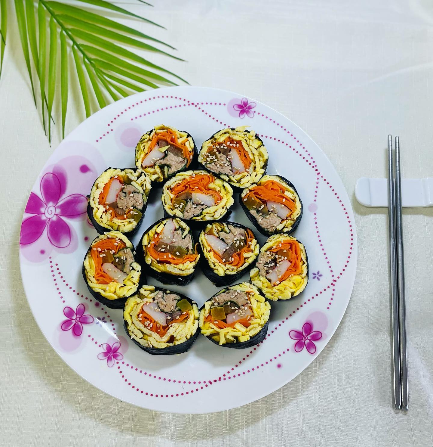 #키토김밥 

밥이 안들어간 김밥이라 어떤 
맛일지 넘 궁금했던 키토김밥🥢

계란지단과 당근이 듬뿍 들어가 
일반 김밥보다 비쥬얼이 더 예뻤던 
저탄고지 계란김밥🥚

부드럽고 촉촉해서 넘 맛있었음!

✔️자세한 레시피는 블로그에서 확인하세요❤️
.
.
.
#키토김밥레시피 #키토김밥만들기 #저탄고지요리 #저탄고지김밥 #저탄고지식단 #계란김밥 #김밥레시피 #자취요리 #혼밥요리 #한그릇요리 #요리스타그램 #요리하는여자 #먹스타그램 #먹팔 #선팔하면맞팔 #좋반 #댓글 #소통