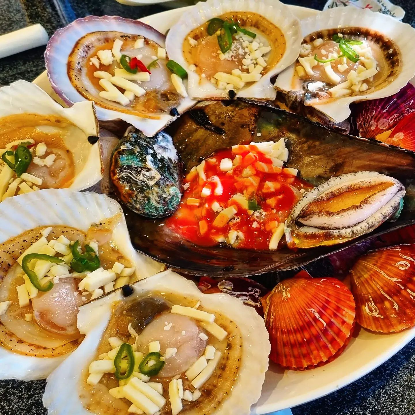 점심때 굳이 #조개구이 가 먹고싶다는 따님때문에 새로오픈했다고 추천받아서 간곳

비주얼은 나쁘지않았는데...

손님도 많지않은데 기본찬이랑 물도 조개나올때까지 안주시고
+ 결정적으로 구워도 다 안열리는 조개...

저희딸 조개킬러인데,
배불러서 두고온거 아닙니다 ㅠ
안열려서 다 못먹고 왔슴 ㅠ

#전복은싱싱했음
#춤추는전복 
#제점수는요_⭐️⭐️ 
#삼삼해물장승포점