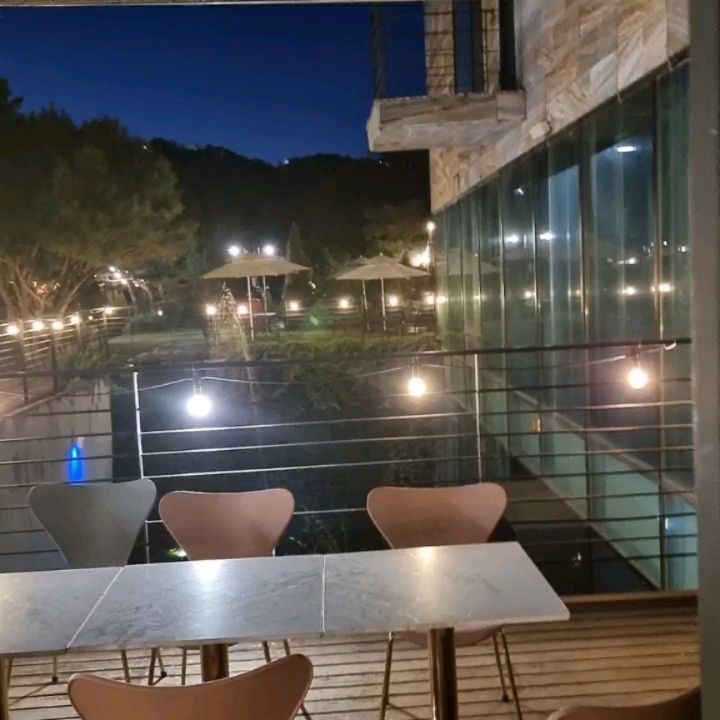 #밀립

레스토랑버전🍽

날씨 좋은 주말 
머릿속이며 집이며 정리할게 많아
집에 만 있다
오늘 겨우 나왔네요..

오고 싶었떤 밀립
요긴 베리커리까페 옆에 레스토랑이 있어서 너모 좋네요
아이들데리고 다니면 끼니를 해결해야 할 때가 
많아서..
🙊🙊🙊

오늘 야외는 못갔지만..분위기가 넘 좋아
식사 후 나오니 더 이쁨

약간 치팅데이처럼 파스타 빵약간 먹었찌만..
양은 조절햇고.
즐겁고 맛있으면 됐찌 머🤘

남은 시간까지 즐겁게😄💚🖤

#주말그램🍁🍂
#간만에가을다운날씨 
#겨우나와다행
#밀립레스토랑
#치팅데이
#식사양은조절함