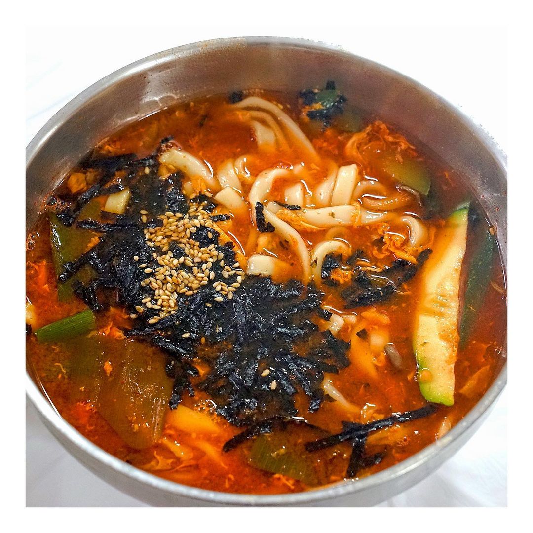 먹죽귀 on Instagram: “먹죽귀_강릉 ⠀ 맛있는녀석들 244회에 나왔던 칼국수맛집 현대장칼국수에 다녀 왔습니다🤗 ⠀ 강릉여행중 강릉여행코스로 많이 가는곳 이라 그런지 벌써 분
