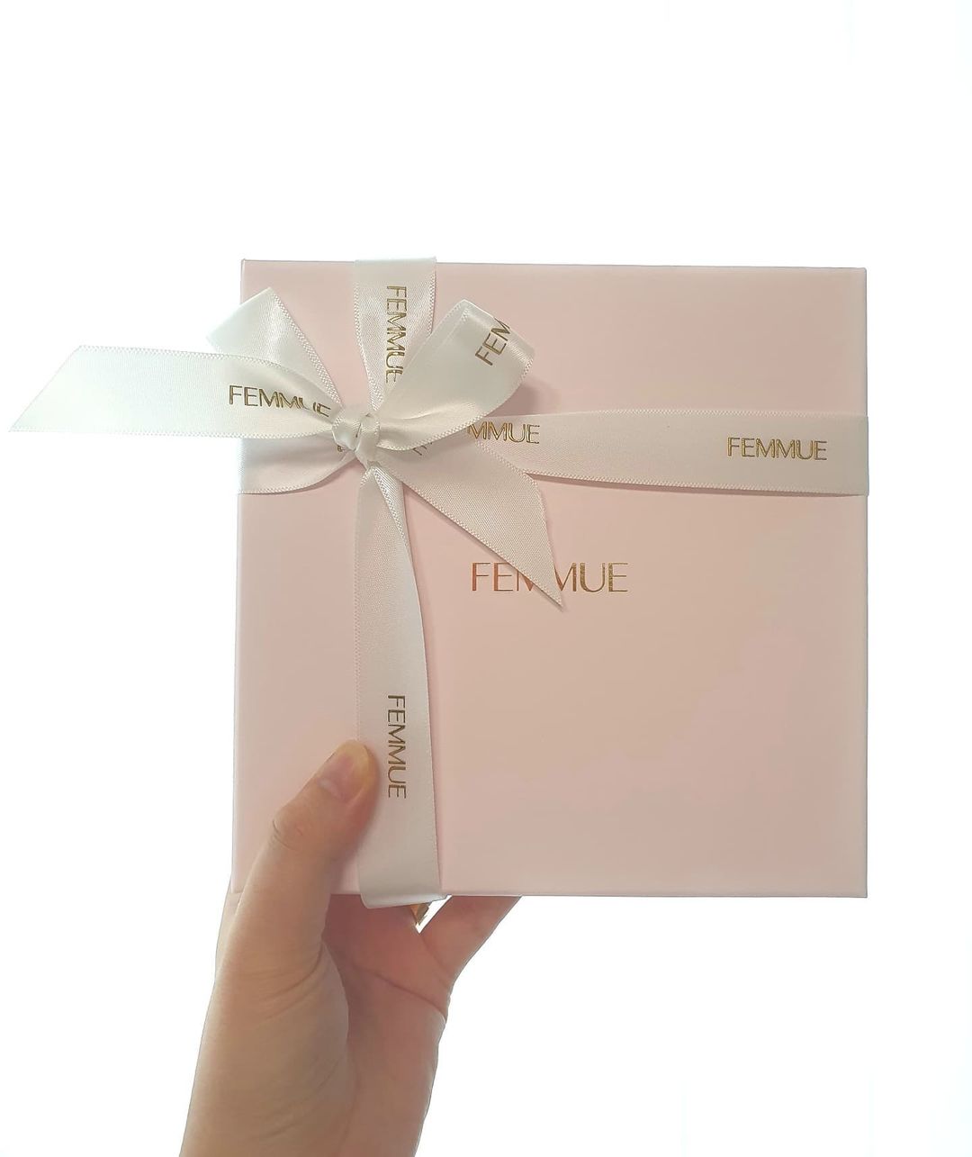 진 on Instagram: “#제품무료제공 @femmue_beauty 💛 파뮤 - 뤼미에르 바이탈 크림 💛 건강한 광채, 탄력감 넘치는 텍스처로 산뜻한 보습감까지 거기다 영영 공급으로 화사하고 균일한 피부 톤으