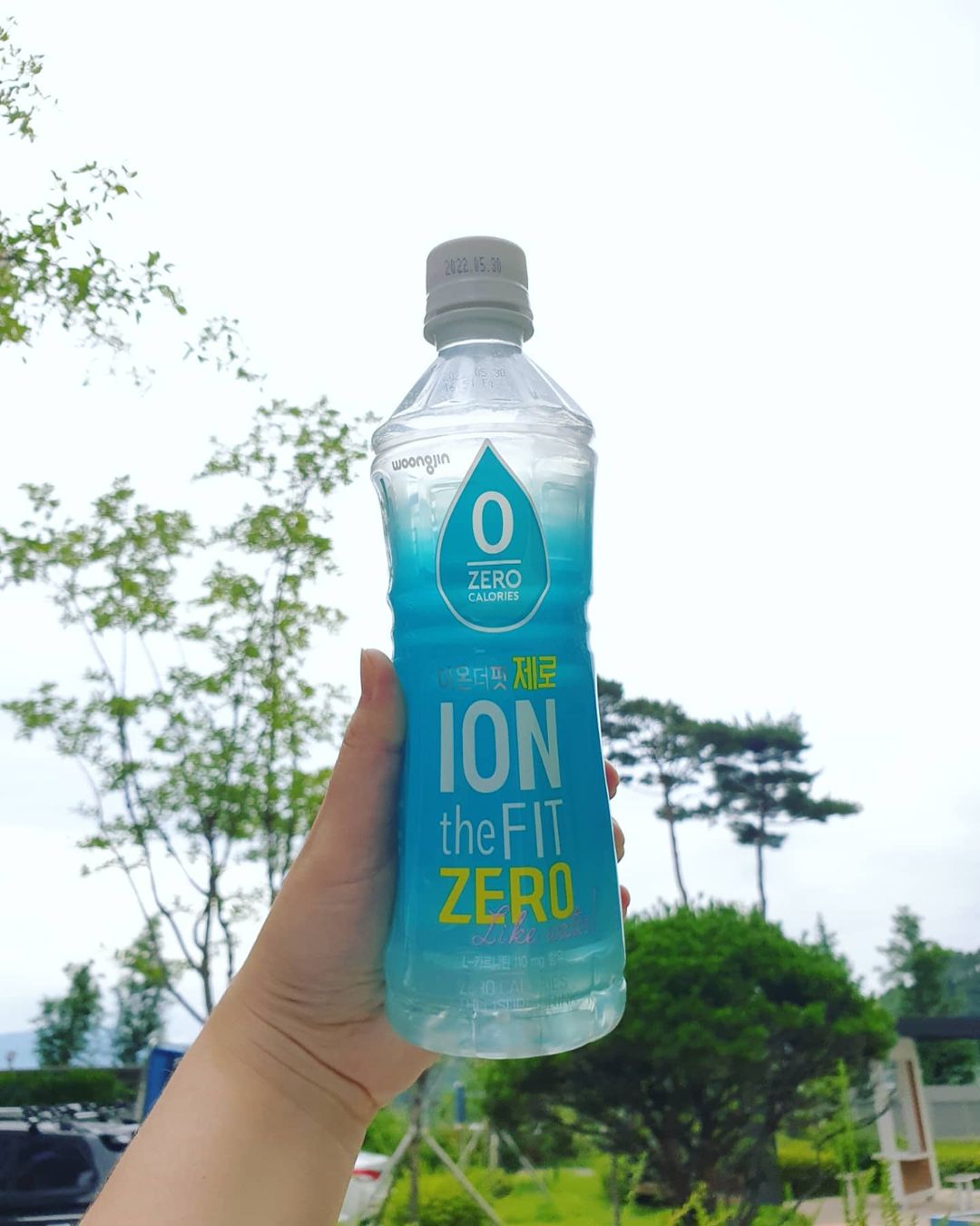 진 on Instagram: “#제품무료제공 @woongjinfood 💧이온더핏 제로💧 당0% 탄수화물0% 지방0% 나트륨9% 0칼로리 다이어트할 때나 운동할때도 좋고 더운 지금 우리 몸에 수분 보충을 할 수 있는 이온