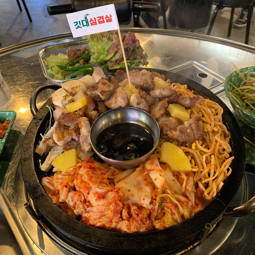 이하나 on Instagram: “#윤회네깃대삼겹살삼덕점 #깃대삼겹살 ⠀ 요즘 삼덕동에서 제일