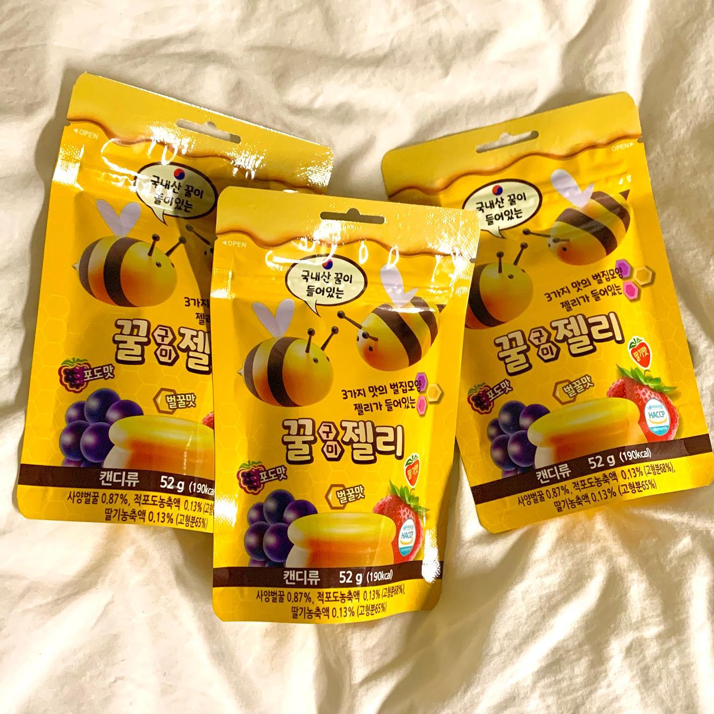 #협찬 꿀젤리 구미버전!! 꿀구미젤리🍯입니다. 

꿀젤리가 한 동안 엄청 인기였죠! 이번에 구미버전으로 꿀젤리가 나왔다고 해서 먹어봤습니다. 꿀젤리가 사실 꿀이라 조금 달았는데 구미버전은 젤리로 먹어서 그런가 달달하니 계속 입에 들어가요!

한 봉지에 포도 딸기 오리지널 세 가지 맛이 모두 들어 있는데. 젤리 마다 향도 다르고 맛도 다르고 식감도 달라요. 딸기가 제일 몰랑하고 오리지널은 조금 단단한 편! 그래서 생각 없이 집어먹는데 질리지 않는답니다. 

Cu에서 단독 출시 된 꿀구미젤리는 전부 국내산 꿀에 국내 제조로 안심하고 즐길 수 있습니다! 

#꿀구미젤리 #꿀젤리 #cu덕후 #cu #cu신상 #씨유 #편의점 #젤리 #구미젤리