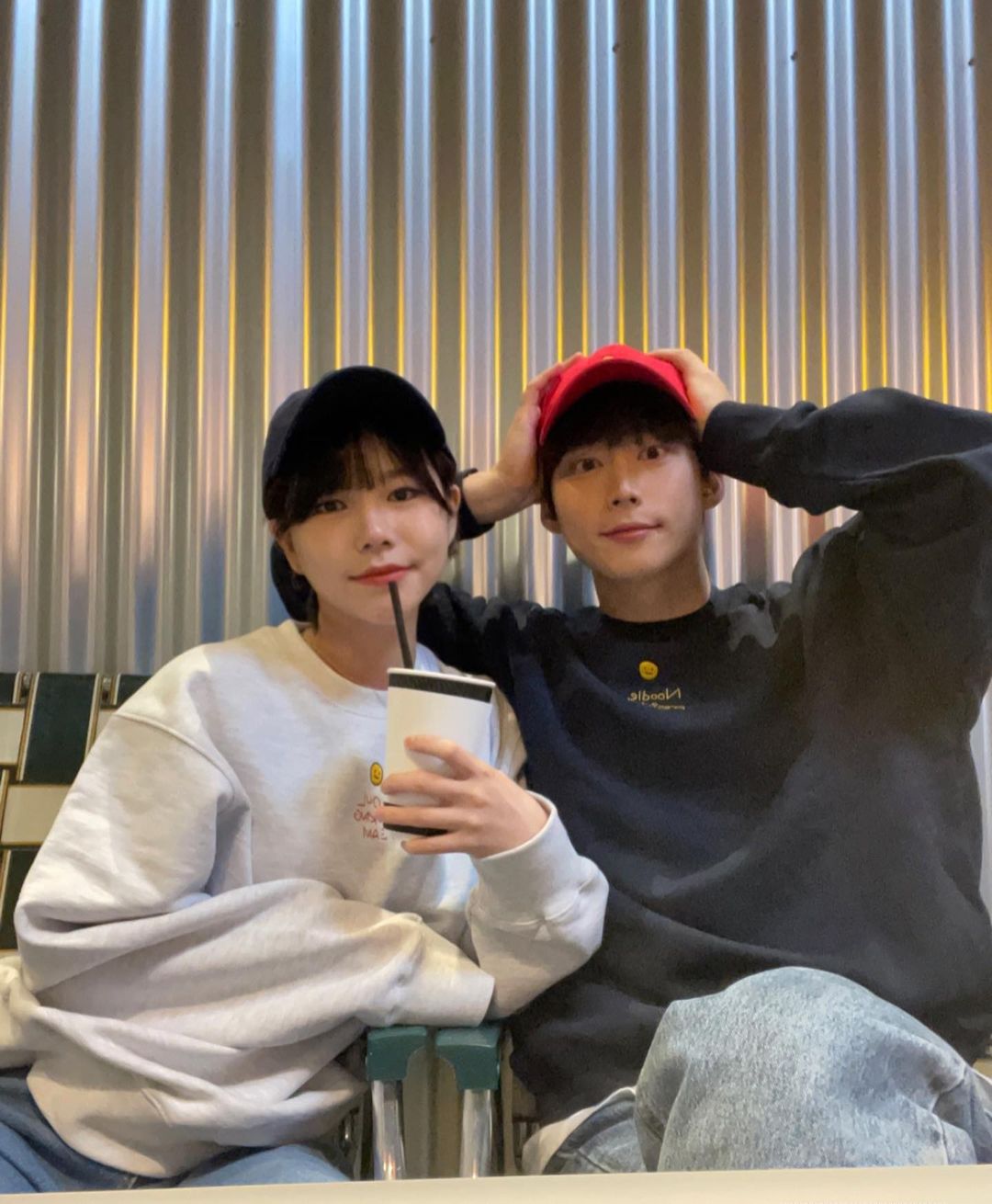 오늘의 늘 on Instagram: “#제품#협찬 붉은색 푸른색 그 사이 3초 그 짧은 시간❤️💙 우리의 첫 시밀러룩이 아닌 “진짜” 커플룩 맨투맨도, 볼캡도 꾸안꾸룩에 찰떡! 귀여운 스마일 로고 따