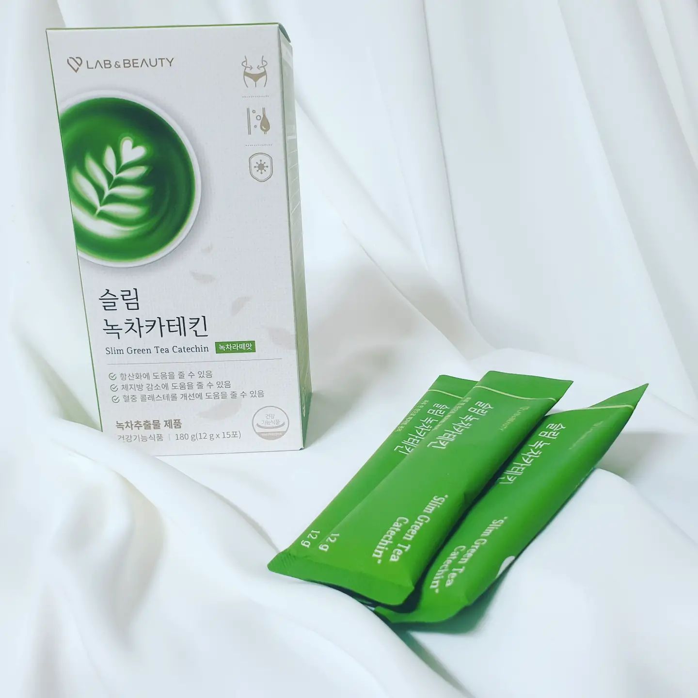 랩앤뷰티

●슬림 녹차 카테킨●

🍵 프리미엄 제주산 녹차분말

🍵 덱스트린없는 100퍼센트 녹차추출물

🍵 당류x , 착향료x, 색소 x

🍵 1일1회 1포 + 물180ml 

🍵 맛있는 체지방관리 

🍵 15개입

아가리다이어터(?!)인 저는 매일매일 고기와 야식을 먹고 스쿼트 한번 깔짝 해주는 나날을 보내고 있는데요..이런 무절제한 삶에 양심이 콕콕 찔릴때 살며시 다가온 슬림녹차카데킨!

포장에 1차 반하고 녹차라떼맛 이라는것에2차로 반함 😍 저는 3가지 스타일로 먹어봤어요

1. 녹차슬림카데킨 1포 +물 180ml

2. 녹차슬림카데킨1포 +카누1포 +물 180ml

3. 녹차슬림카데킨1포 +카누1포 +우유 180ml

진짜 정말 농담아니구 셋 다 맛있어...ㅜ
이미 탈지분유가 들어가 있기땜에 물에 녹여도 녹차라떼 맛이 뿜뿜! 

 저는 카페가면 녹차라떼에 2샷 추가해먹는 카페인 중독자라 보통2번 메뉴로 제조해 먹는답니다.

3번 메뉴 제조시 든든해서 밥안먹어도 됨!

마지막으로 제가본 효과는요..
변비가 없어짐ㅋ 유당불내증도 없고..우유먹어도 멀쩡한데 이친구만 먹으면 바로 푸닥거리 !
(체질에 따라 다를 수 있어요)
워낙 많이 먹어서 슬림해 지는지는 알 수 없으나 묵은변이 나가서 똥뱃살이 없어져 보이는걸까?!

헤헷.

#랩앤뷰티 #슬림녹차카데킨 #체지방컷팅제 #다이어트보조제 #LABANDBEAUTY #녹차라떼맛 #체지방감소 #녹차카데킨 #리뷰밍 #선팔맞팔 #좋아요반사