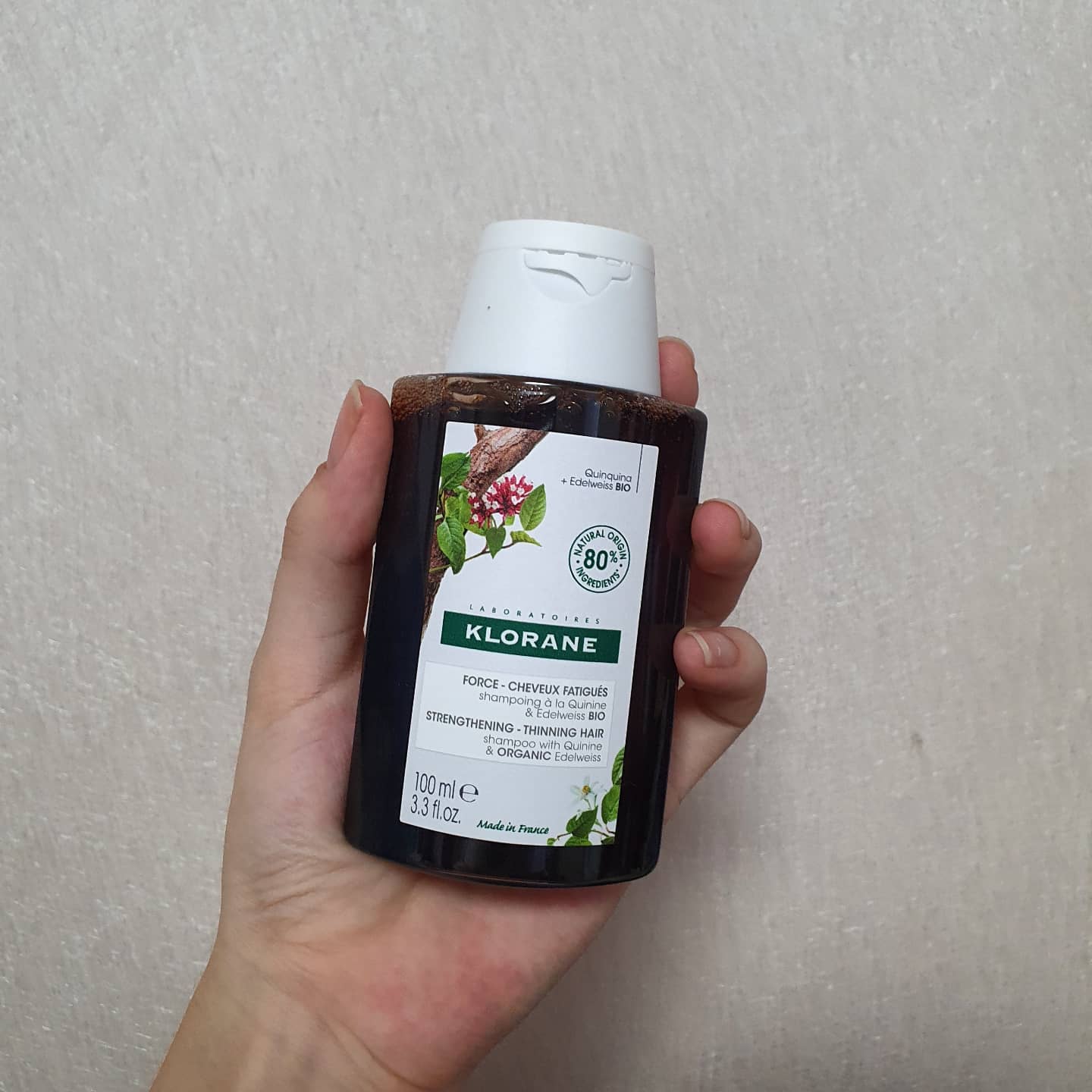 #클로란#퀴닌비건샴푸체험단#퀴닌에델바이스샴푸 
클로란 퀴닌 비건 샴푸 체험단에 선정되어 사용해보게 되었다! 
이 제품의 최대 장점은 '순함'이다 미용실에서도 인정할 만큼 민감한 두피여서 헤어제품을 고를때 누구보다 꼼꼼한 내게도 순한 느낌과 함께 향,  세정력 모두 마음에 들었다😀 
한 가지 아쉬운게 있다면 거품이 잘 나는 제품은 아니라서 샴푸한 기분이 안나는 그런 느낌..?