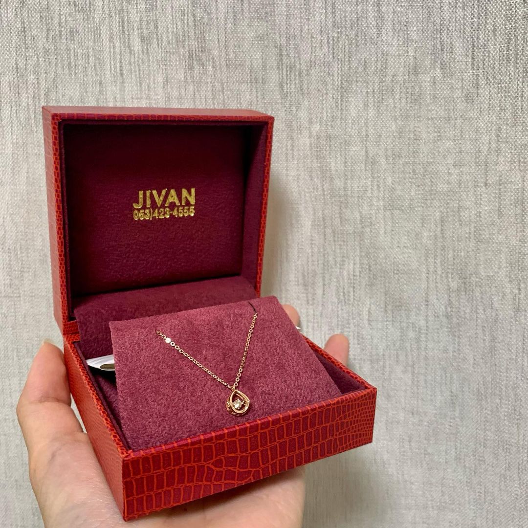 김예은 on Instagram: “움직일 때마다 존재감 나타내는 다이아몬드와 은은한 핑크골드색이 만나 더욱 이쁜 목걸이 💕 이쁘게 잘 착용하고 다닐게요 🙇🏻‍♀️ - - #대구 #교동 #