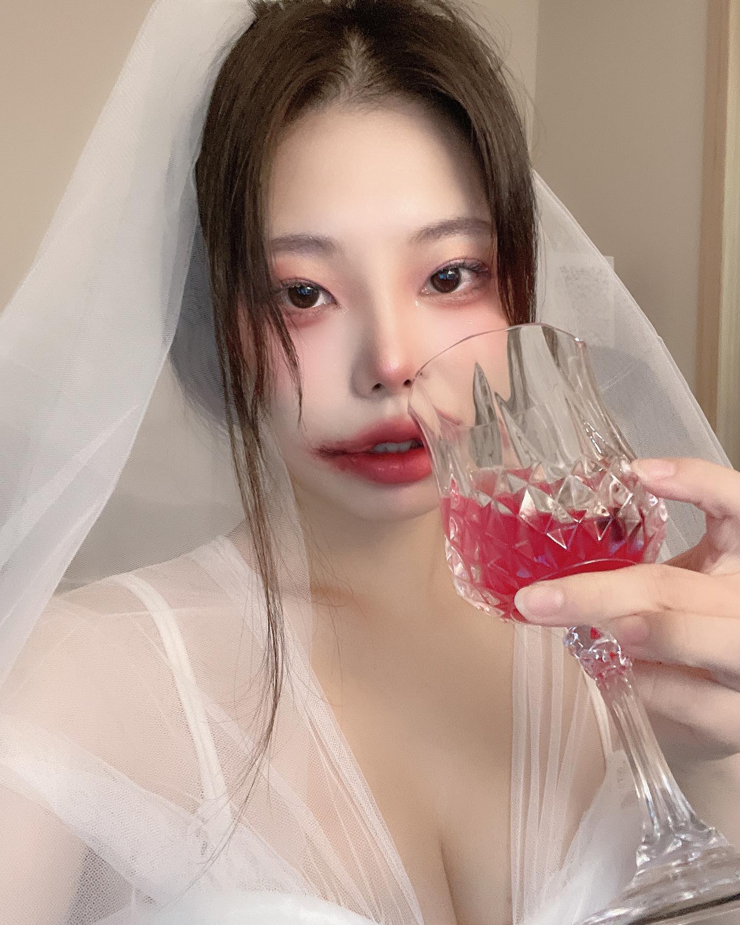 방구석 할로윈 (와인인척 하는 한라산에 비트가루 섞은 소주)

#할로윈 #코스프레 #유령신부 #혼술 #방구석할로윈🎃