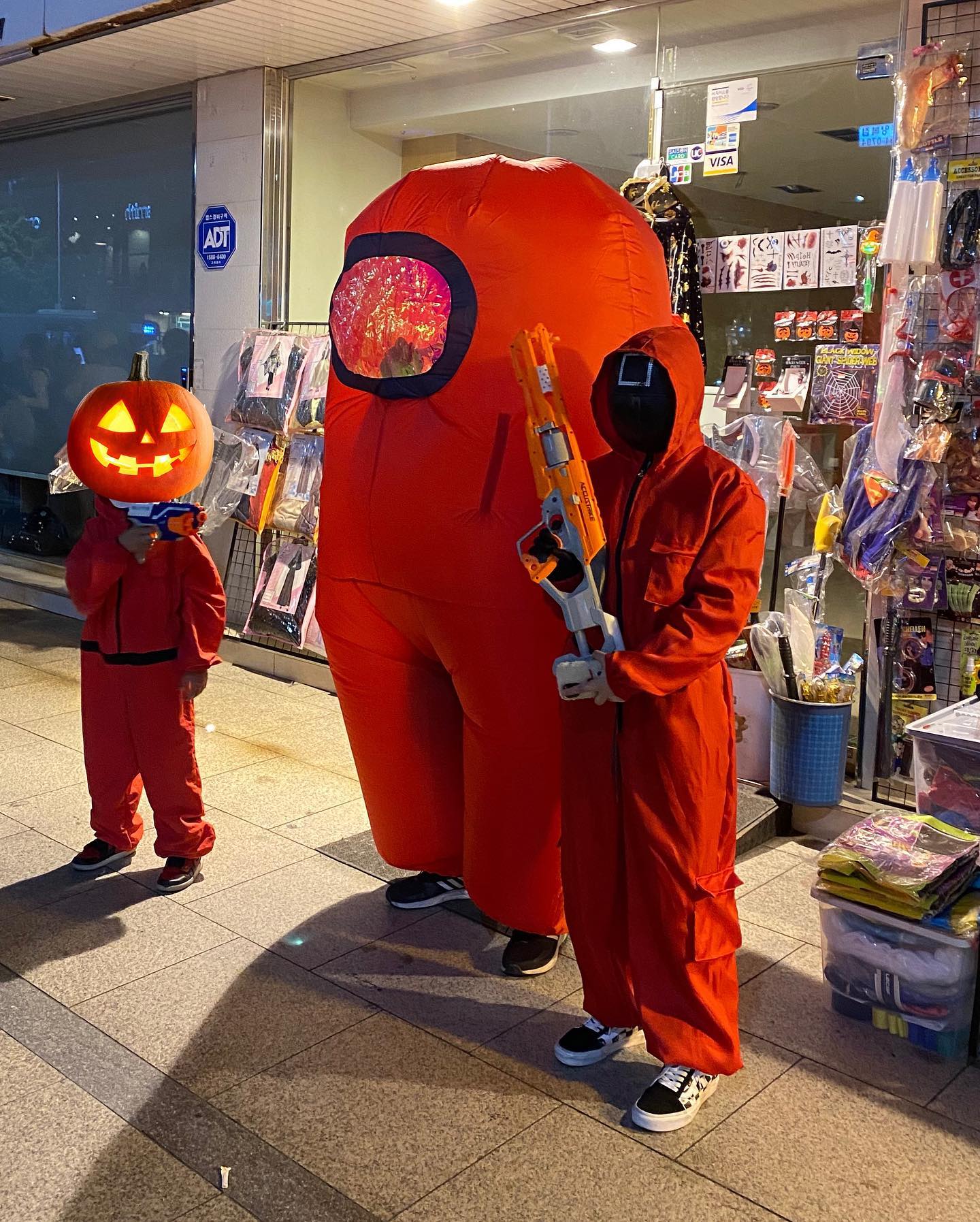 게임에 참여하시겠습니까?…🦑
.
.
#지금이태원
#할로윈 🧡🖤
HAPPY #HALLOWEEN 🎃
.
.
산책삼아 이태원 산책 😷
생각보다 아기데리고 온 가족들도 많이 보인다! ☺️
내년엔 마스크😷쓰고 차려입고 비니랑 같이 와야겠다..! 🤔
.
.
내년엔 진짜 #이태원프리덤 🤟
.
#철없는엄마
.
.
✔️방역수칙준수하였습니다