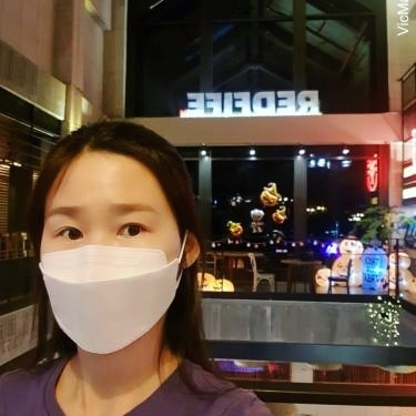 핫한 이곳 가봤음?
☆파주 레드파이프☆
베이커리 종류 정말 많고 
커플 또는 친구와 들리기 좋은곳. 
이번엔 혼자여행겸이었는데 담엔 친구랑 오고 싶었어요!
루프탑 가야징
.
규모가 엄청 크고 장소 곳곳마다 인테리어 찐 머찜!!!
셀카 사진찍을 곳도 많지
.
나초가 넘 먹고 싶어서 페리에랑 시켰는데
이 나초가 글쎄 만원 안되는 가격에 양이 넘마나서 배터질뻔 했따! 거의 식사대용급이두만...!ㅋㅋ
.
#레드파이프 #파주맛집 #파주 가볼만한곳 #파주카페 #파주여행 #파주데이트 #파주맛집추천 #파주나들이 #파주