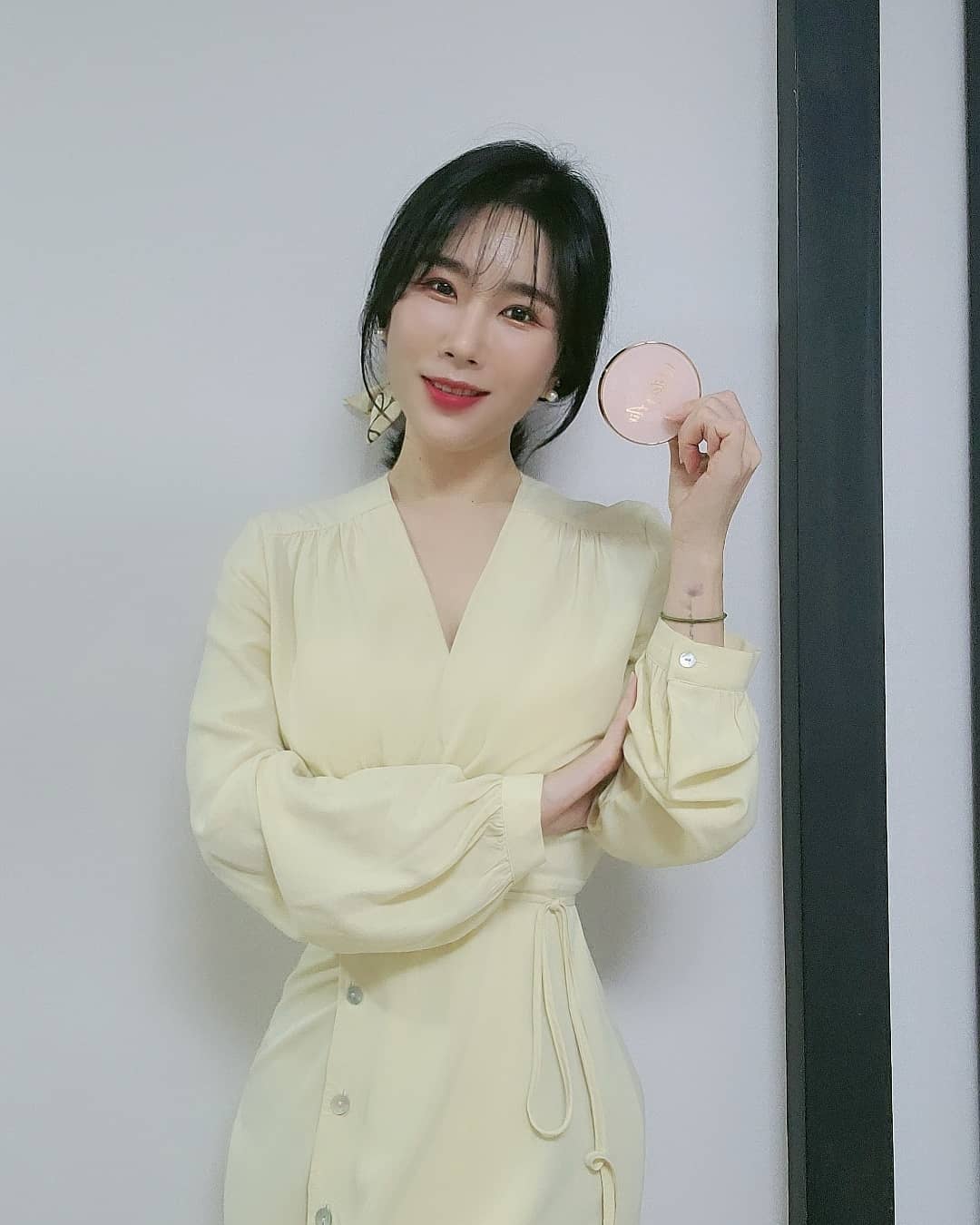 나두 꽃🌸 on Instagram: “#협찬 쉬드 엘 워터리 에어 앰플 쿠션☺ 🔸️ 수분 앰플을 65%나 함유된 정말 촉촉 그 자체인 쿠션이에요. 8가지 히알루론산과 5가지 시카 성분이 함유되어 있어 촉촉