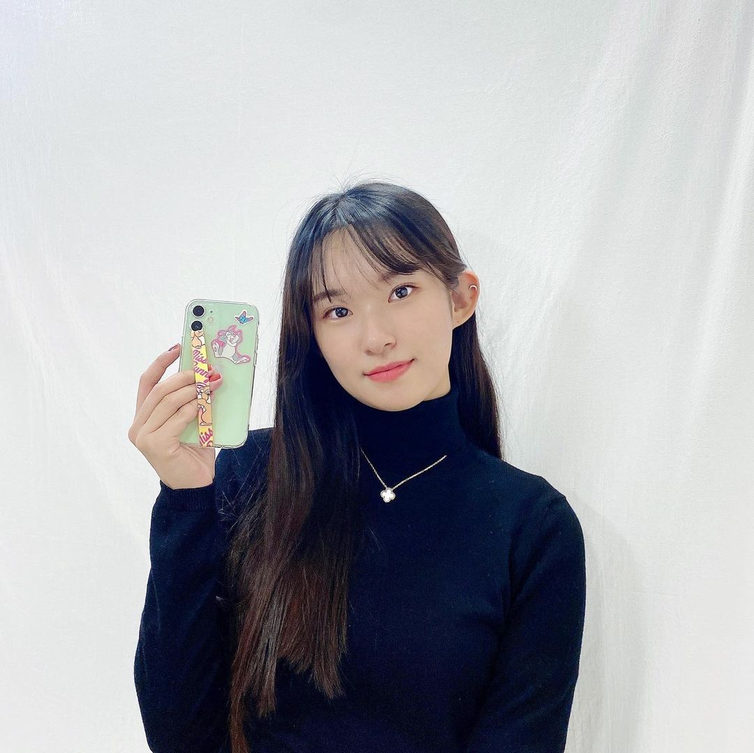 @heeji_in shared a photo on Instagram: “#협찬 넘넘 예쁘고 편하기까지 한 하이루프 디즈니 폰 스트랩! 손에 짐이 많은 날에 핸드폰 떨어뜨릴 걱정도 없고, 한손으로 쓸 때 안정감까지 있당:) 게다가