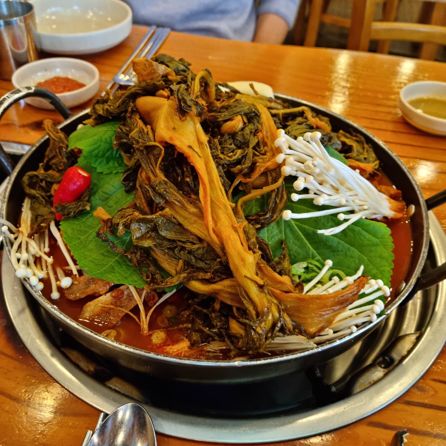 📸 조마루감자탕 의정브점

📍 경기 의정부시 호국로 1329
☎️ 031-848-1002
⏰ 

감자탕 대 40.000원

여름에도 생각이 많이나는 음식이지만 추워지면 더더욱 생각나는 음식! 감자탕!
여행을 마지막은 감자탕!
잠시 출장을 갔다와도 감자탕!
우리 한국인들한테는 정이 있는 음식!
의정부 조마루 감자탕은 꾸준한 맛과 서비스를 가지고 있습니다.
야드야들은 고기에 뼈로 육수를 내어 진한 고기향이 가득해요. 맛 표현을 할필요가 없네요~

맛 ☆☆☆☆☆
서비스 ☆☆☆☆
청결 ☆☆☆☆

#의정부맛집 #의정부감자탕 #의정부조마루감자탕 #감자탕맛집 #단골 #먹스타그램 #먹스타맞팔 #먹팔 #먹팔해요 #먹팔맞팔 #먹팔스타그램 #맞팔 #맞팔선팔환영 #맞팔해요 #선팔하면맞팔 #선팔하면맞팔가요 #좋아요 #좋아요그램 #좋아요테러 #좋아요반사 #좋반 #칼맞팔 #칼맞팔러 #광고 #협찬