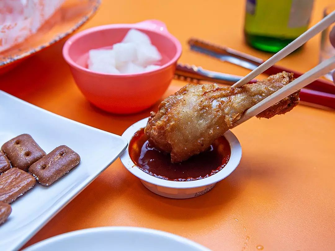 저렴하다고 가볍게
볼 것이 아니라
탄탄한 기본기를
제대로 갖춘
우리 엄마동네 맛집

물론 치킨소스 5백원
치킨무 5백원이라는
추가 가격이 아주 조금은
야박해 보일지 모르겠지만
퇴근길 가볍게 치맥 한잔
마시기에는 부담 1도 없는
호프집

소상공인 자영업 사장님들
화이팅입니다

#군산맛집 #나운동 #푸다닥 #주공5차앞 #퇴근길 #군산치킨 #로컬맛집 #군산현지인맛집