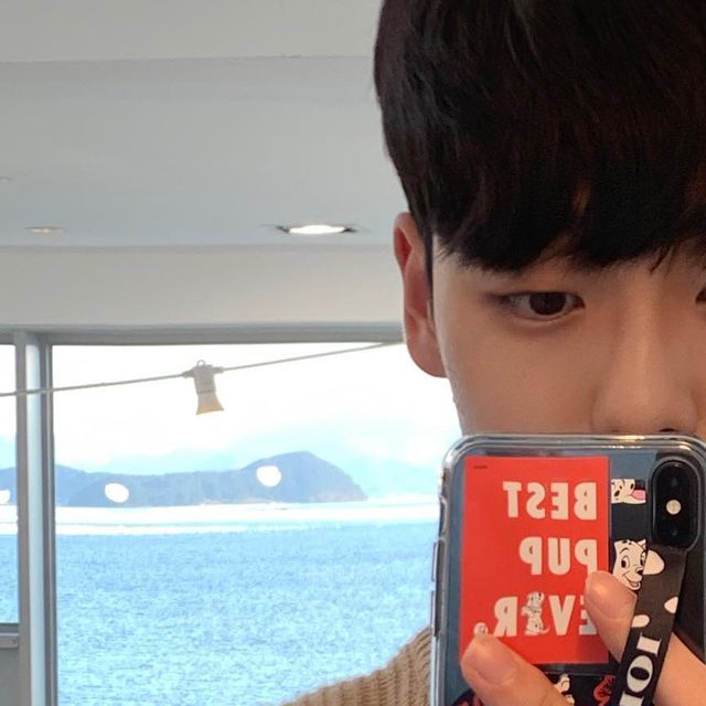 김민석 on Instagram: "#협찬

❕평소 핸드폰이 커서 떨어트릴까봐 불안했는데, 하이루프 스트랩을 부착한 이후로는 안정감을 느낄 수 있었어요! 

❕스티커로 꾸미면서 저만의 개성을 살릴 수 있었고, 친구들도 구매하고 싶어 하더라고요!

❕저는 하이루프 스트랩을 사용하고 삶의 질이 더 상승했습니다!

정말 강추 드려요‼️‼️"