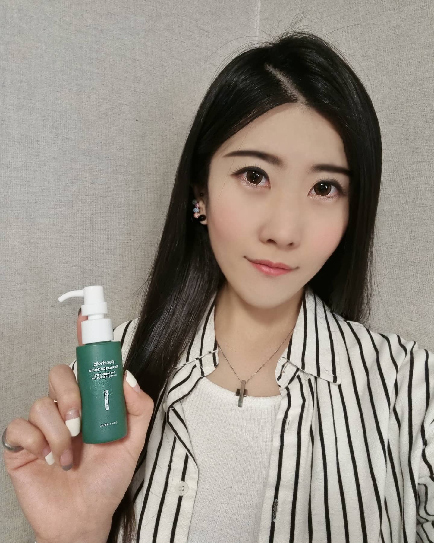 #협찬 #피치홀릭블랙헤드오일클렌저
메이크업은 할때보다 클렌징이 더 중요한거 아시져? 
피치홀릭 오일클렌저는 부드럽고 순한 클렌징 오일로 물에 깔끔하게 유화되어 잔여뮬과 노페물을 깔끔하게 클렌징을 해 주고 세안 후에도 미끌거림이 없이 피부가 당기지않고 촉촉하고 산뜻한 마무리를 할수 있는게 장점이에요 👍👍
저도 사용 해 보니 순하고 촉촉해서 데일리 클렌징으로 사용 하구 잇는데 짱 좋습니당 ~🤗
.
.
구매링크 👇👇👇
https://peacholic.co.kr/
.
.
#피치홀릭 #클렌징오일 #오일클렌저 #노폐물제거 #클렌징제품 #클렌저추천 #peacholic #cleaser #cleasing #blackheadremoval #cleanskincare