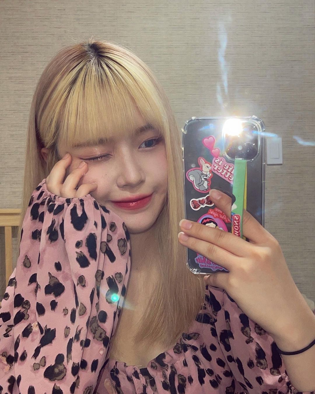 김은영 on Instagram: “스트랩 바꿨졍🍎👸🏻 . . #하이루프 #하이루프폰스트랩 #HIGHLOOP #HIGHLOOPPHONESTRAP #disney #disneystrap #폰스트랩 #핑거스트랩 #폰스트랩 #디즈니폰스트랩 #디즈니