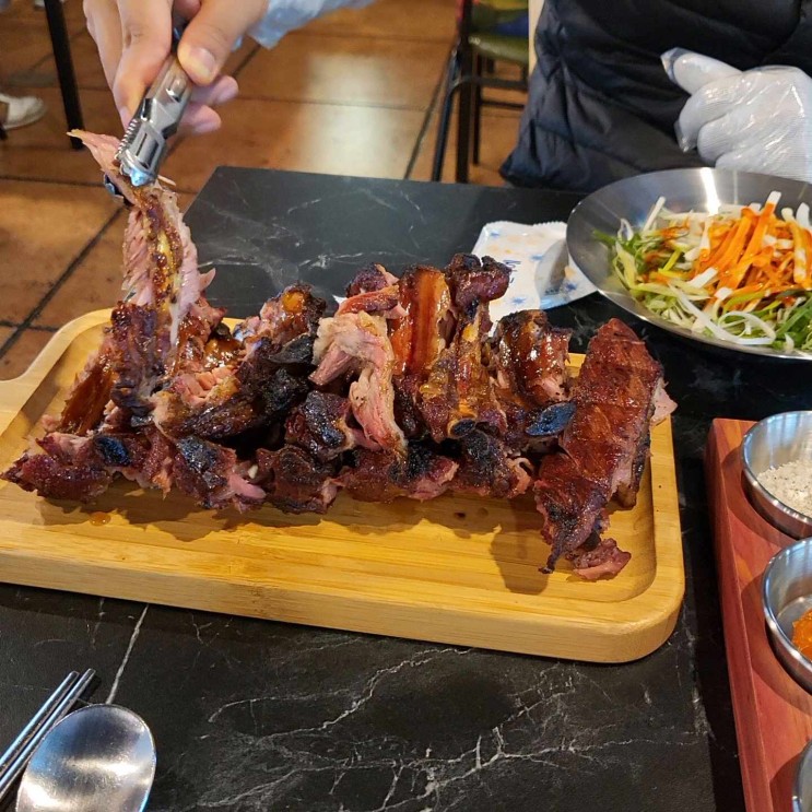 [신림맛집]외국느낌 물씬 나는 바베큐 요리를 맛볼 수 있는 숑스바베큐 (마늘간장 등갈비 콩나물라면)